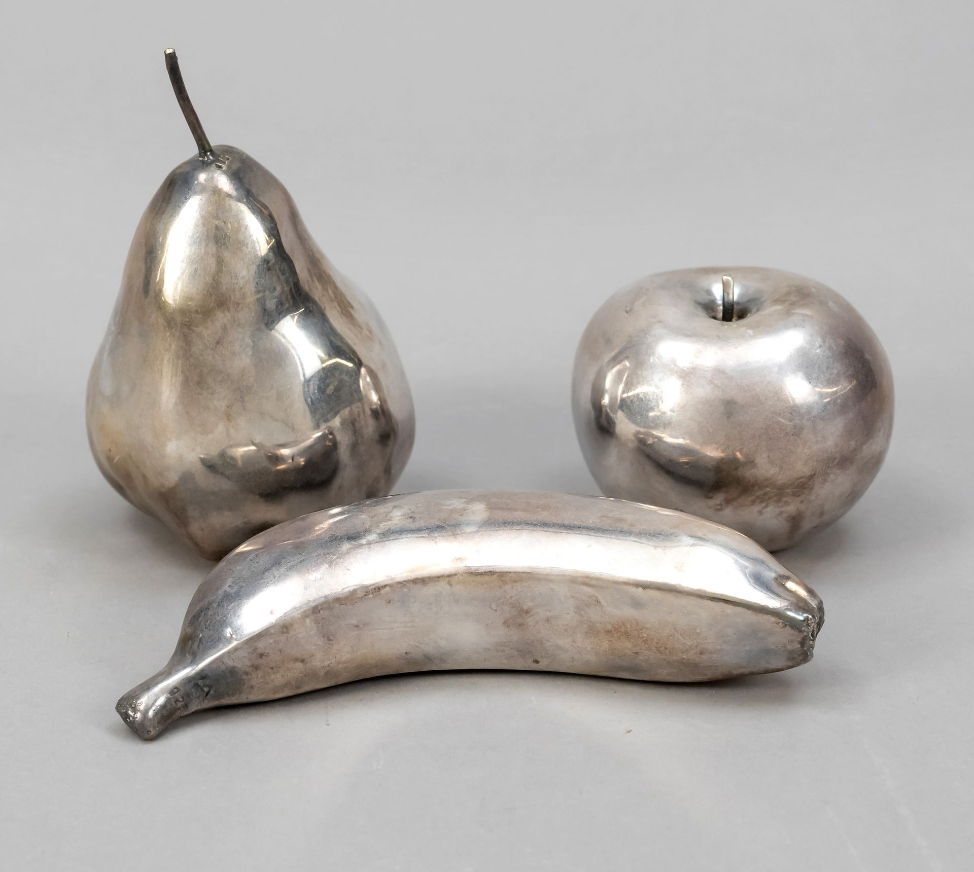 Null 三件套桌饰，20世纪，纯银925/000，梨、苹果和香蕉，填充，长至14.5厘米