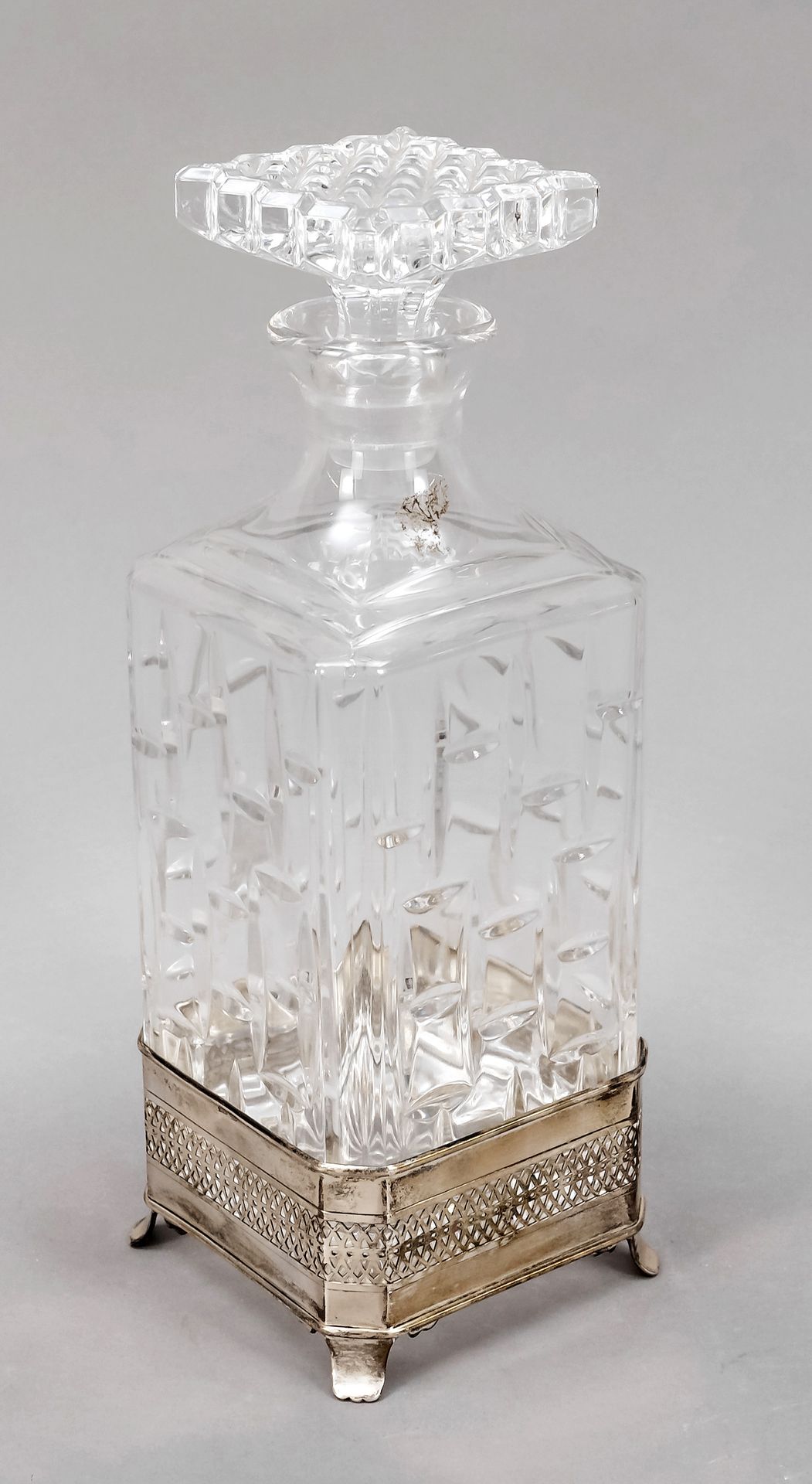 Null 带银质支架的玻璃杯，意大利，20世纪，银质800/000，带画廊边缘的4个脚，棱角分明的杯身有切割装饰，高25厘米