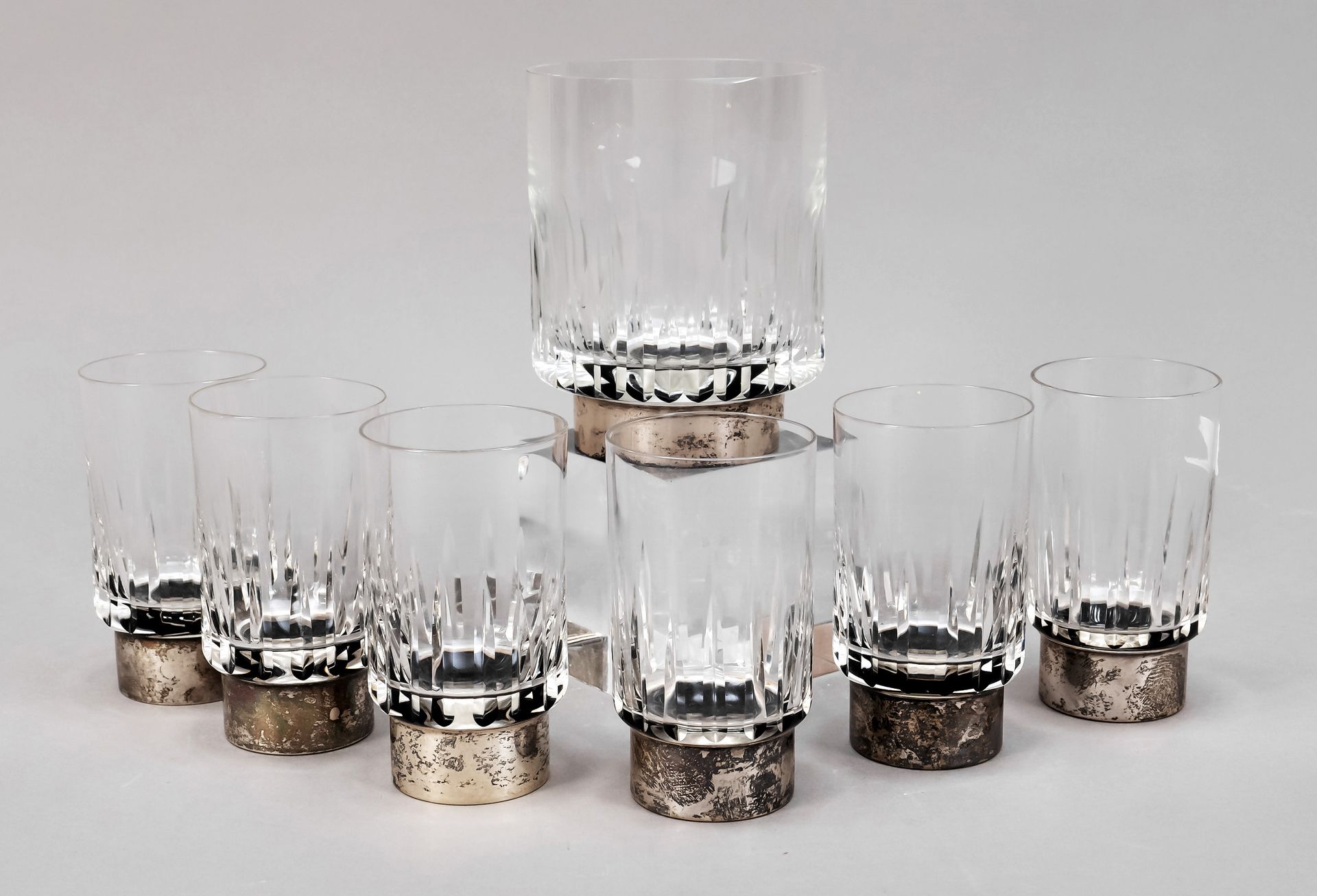 Null 七件套玻璃杯与银脚安装，德国，20世纪，制造商标记Hermann Bauer，Schwäbisch Gmünd，纯银925/000，6个烧杯和1个冰容&hellip;