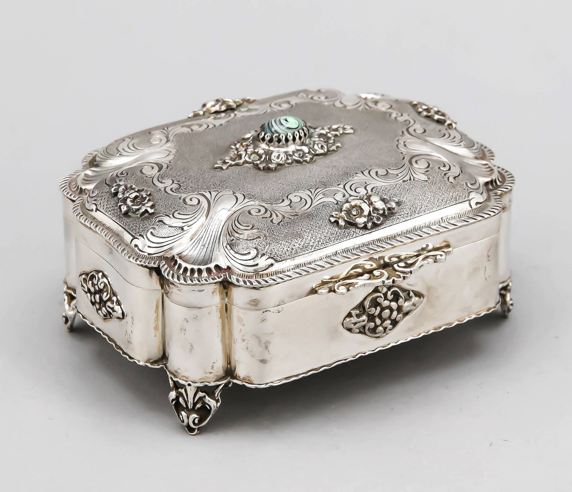 Null Rectangular lidded box, Italy, 20th century, silver 800/000, on 4 decorated&hellip;