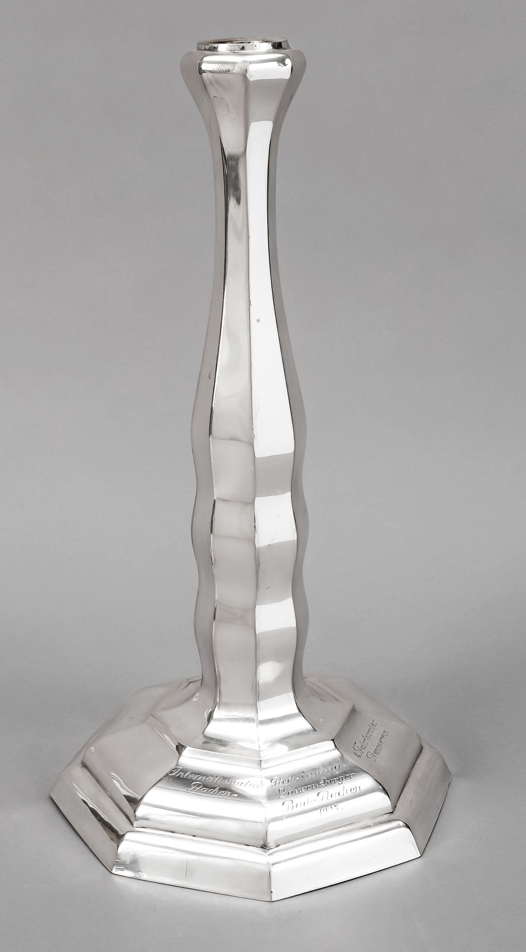 Null 大烛台，德国，20世纪20年代，制造商标记Wilhelm Binder，Schwäbisch Gmünd，银800/000，8角阶梯式支架，弯曲的角形&hellip;