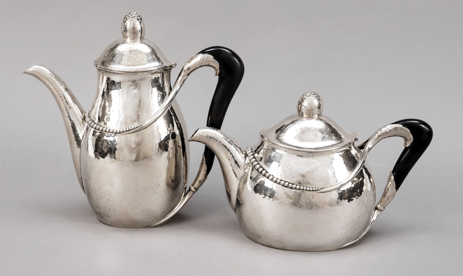 Null 装饰艺术咖啡和茶壶，丹麦，1919年，标记为Christian F. Heise，制造商标记为Evald Nielsen，哥本哈根，银830/000，&hellip;