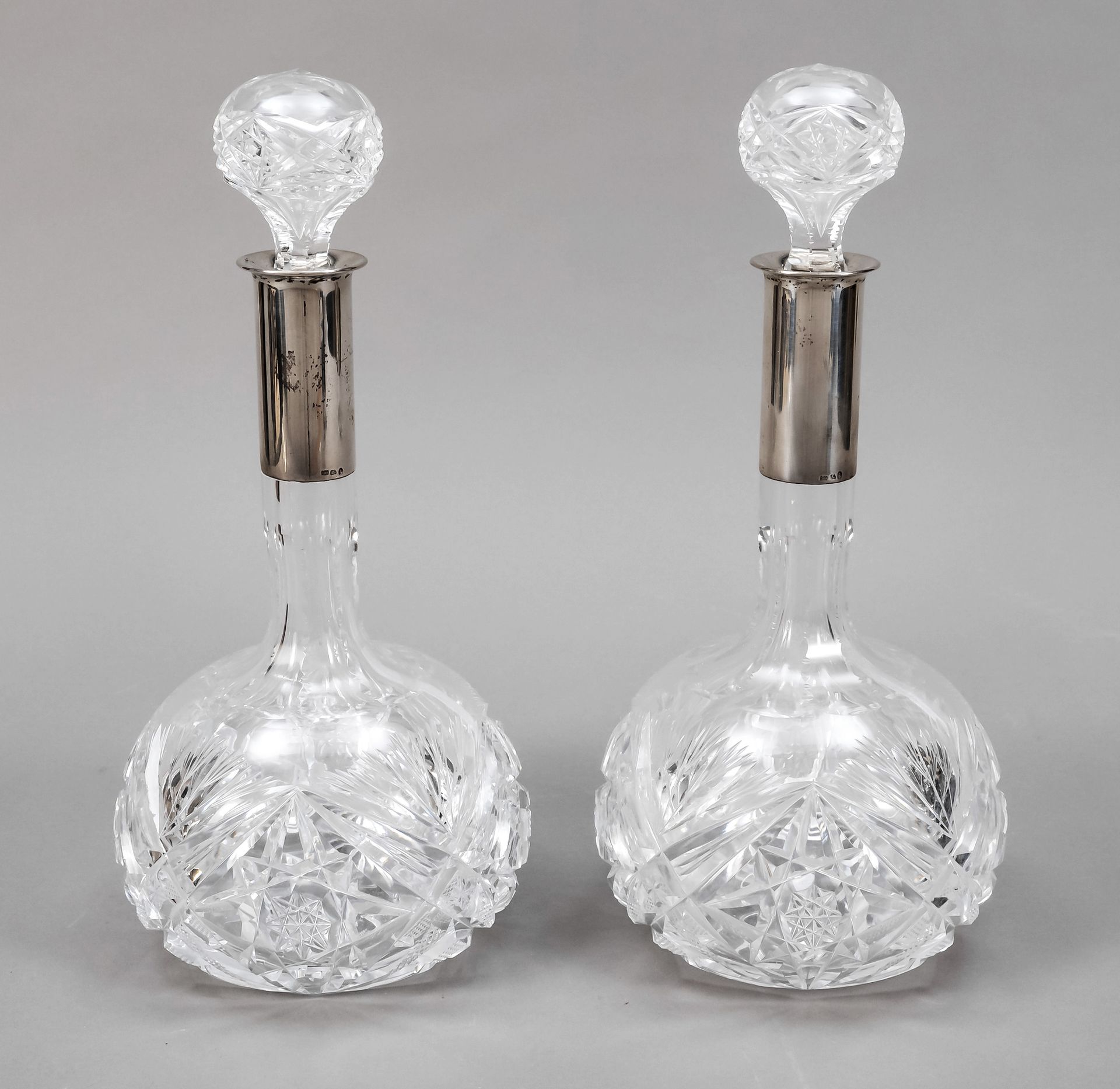 Null 一对水晶醒酒器，带银质颈托，德国，20世纪，制造商标记Gebr. Kühn, Schwäbisch Gmünd，球形主体，细长的颈部和球形塞子。
