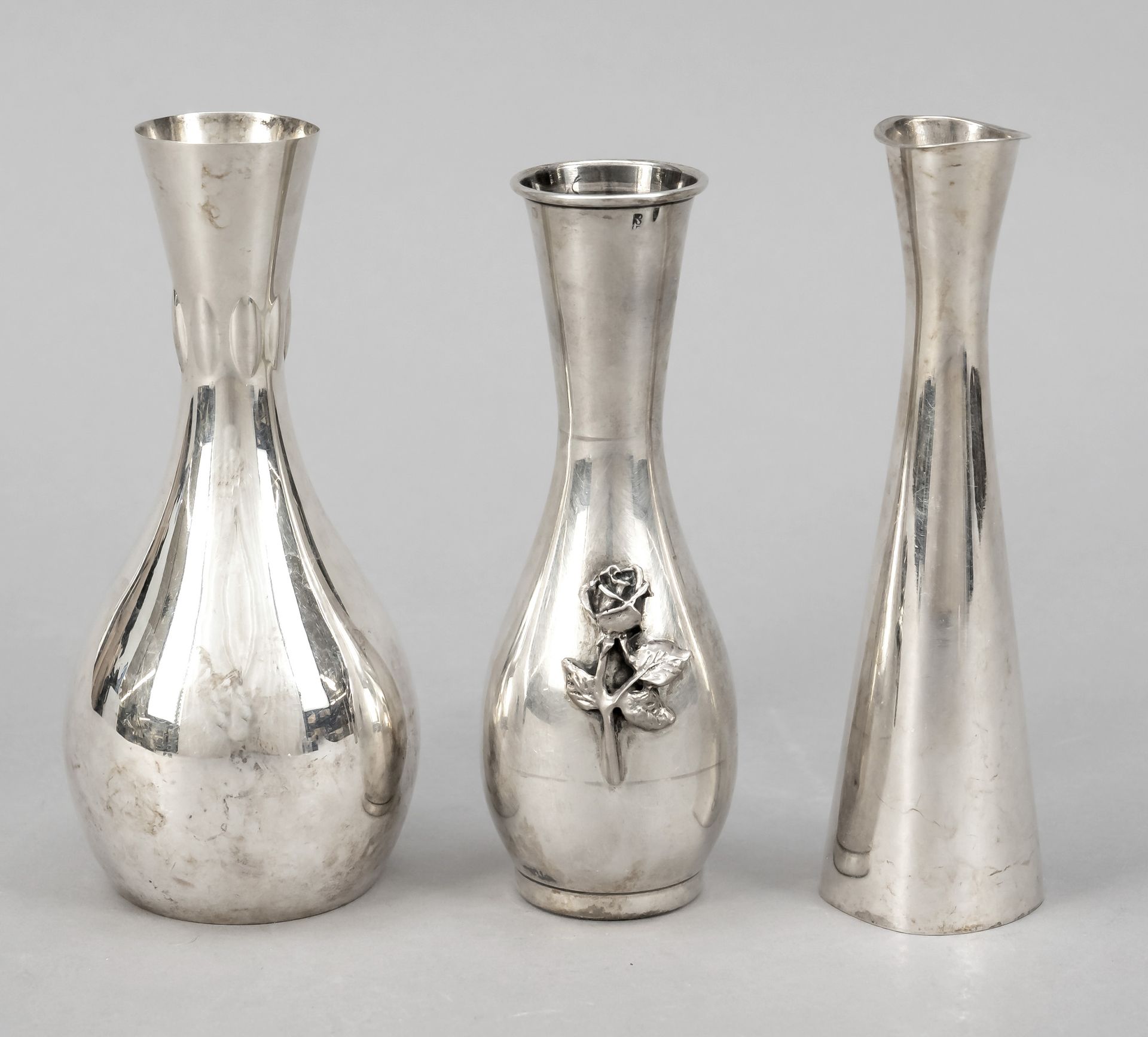 Null 三个花瓶，主要是德国，20世纪，纯银925/000，不同的形式和大小，1个有应用玫瑰装饰，高达14厘米，总重量约200克