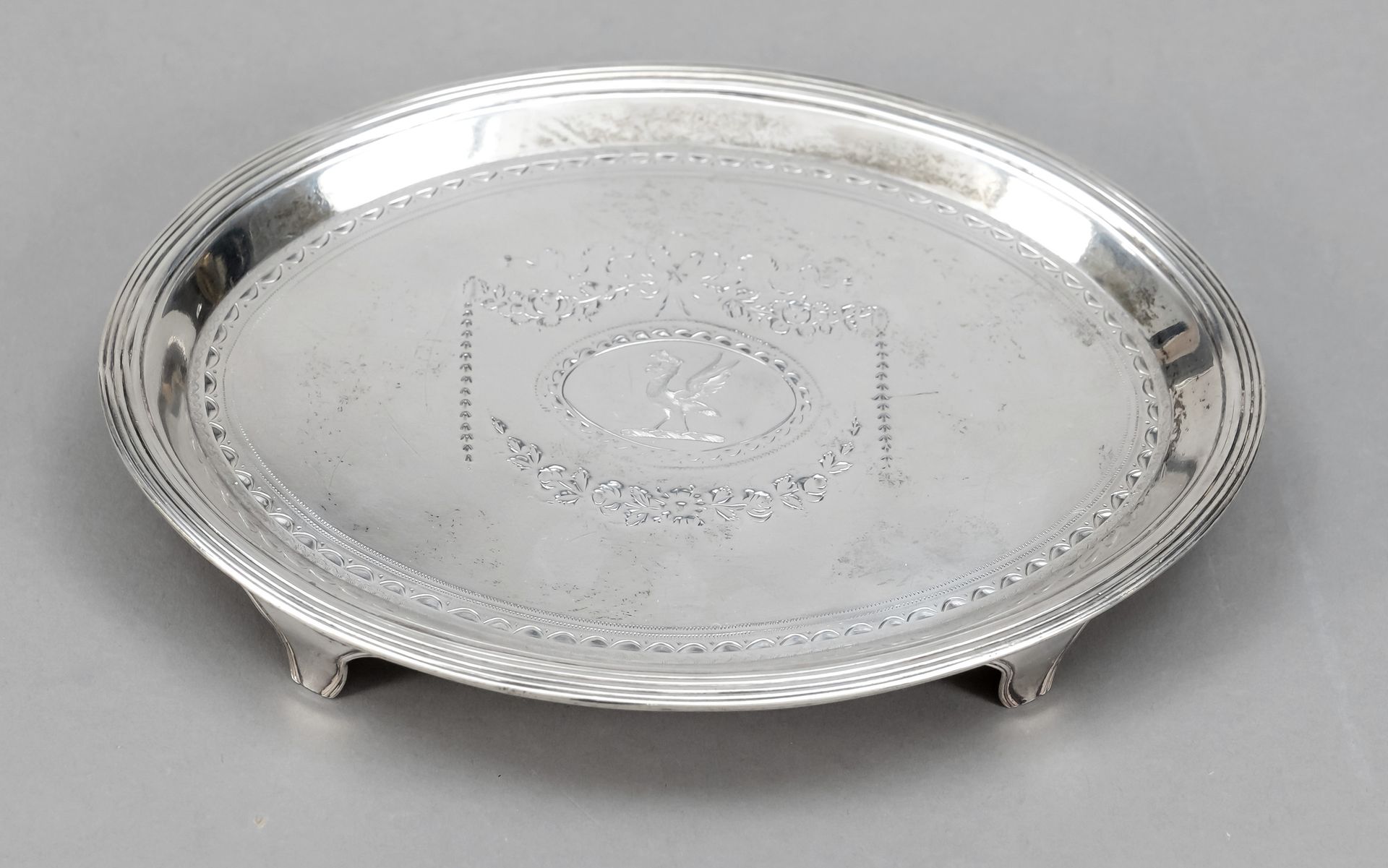 Null 椭圆形小沙盘，英格兰，1787年，制造商标记亨利-乔纳，伦敦，纯银925/000，有4个脚，略微成型的形式，轮廓的边缘，镜子上有雕刻的装饰，长16.5&hellip;