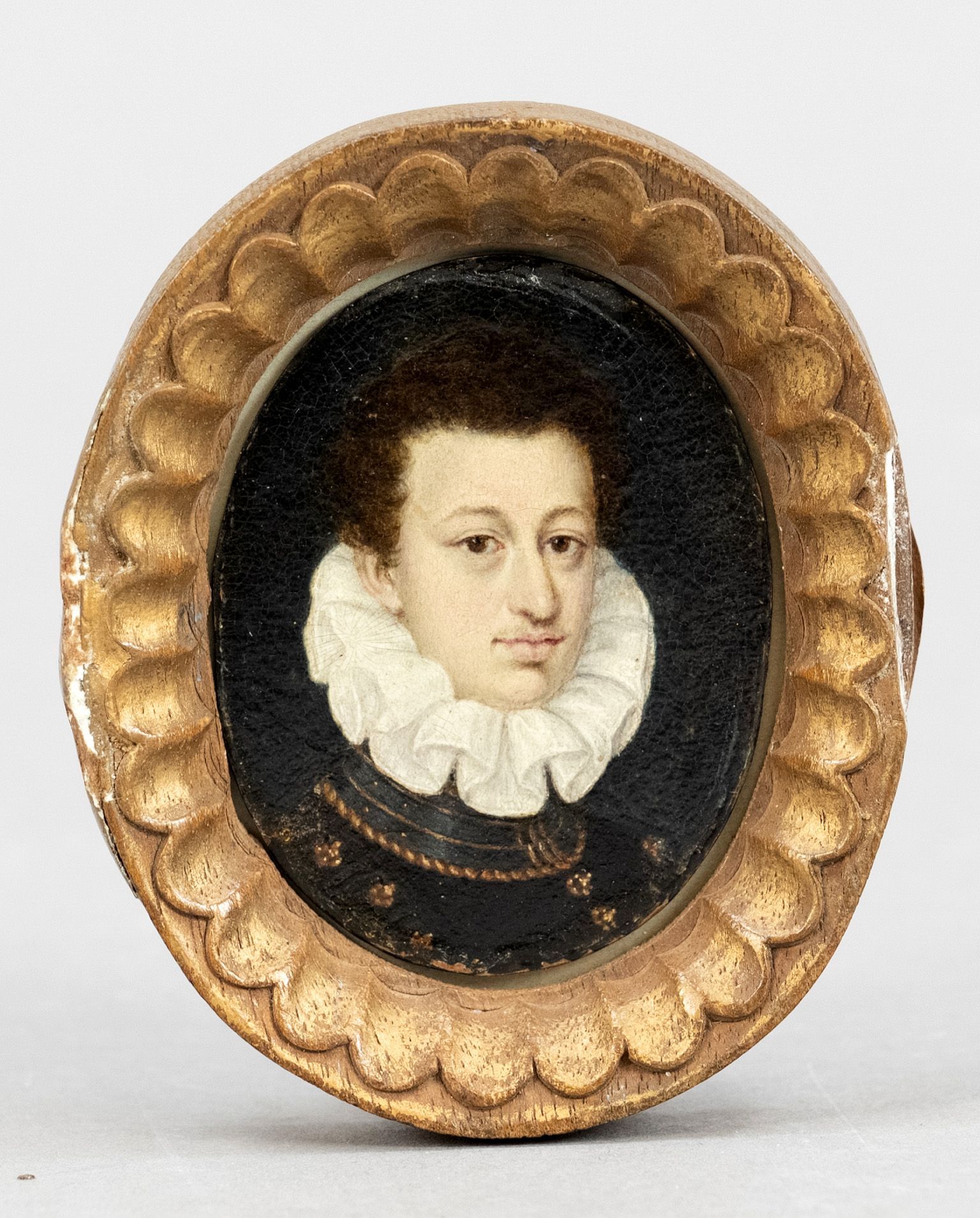 Null 未知艺术家，约1600年，穿胸甲的贵族肖像缩影，铜上油彩，5.2 x 4厘米，装裱后7 x 6厘米