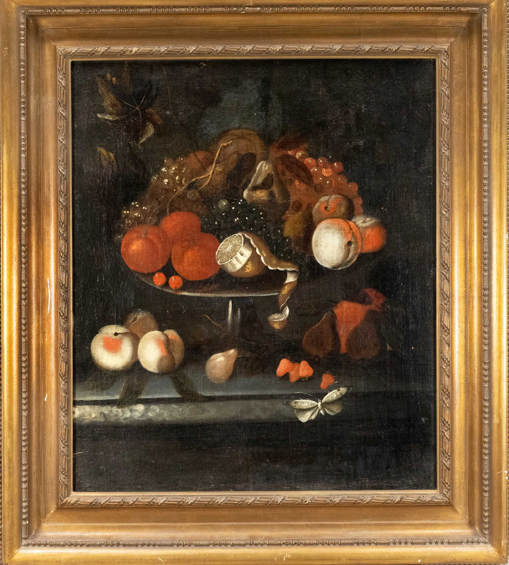 Null 18世纪佛兰德画家，带蝴蝶的水果静物画，布面油画，无签名，经过重塑、修复和修饰，73 x 63厘米，装裱后97 x 88厘米