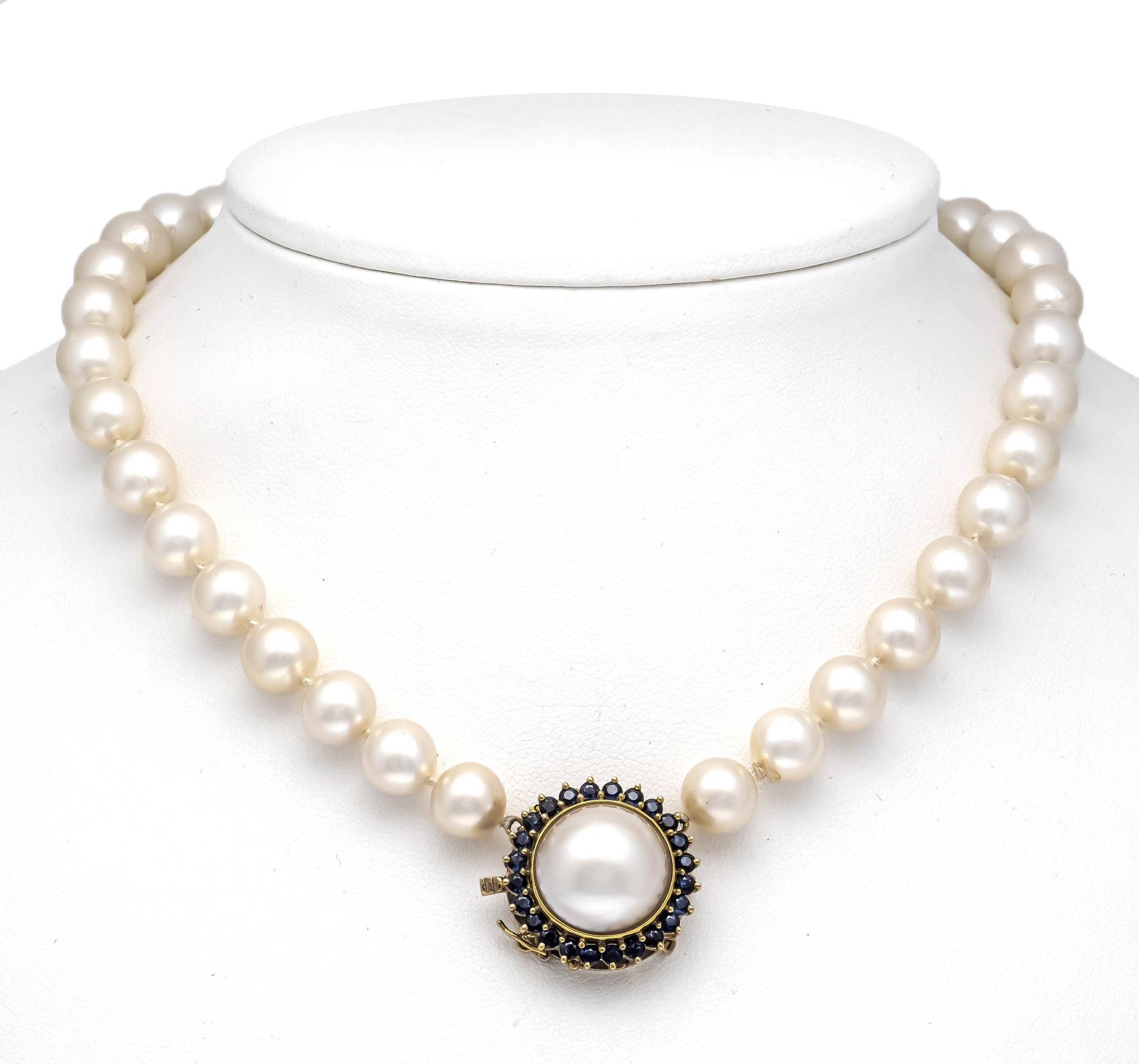 Null 带有GG 585/000扣子的Akoya项链，镶嵌有13.5毫米的Mabe珍珠和圆形面。蓝宝石2毫米，直径20毫米，有SI 8，Akoya珠子8毫米，&hellip;