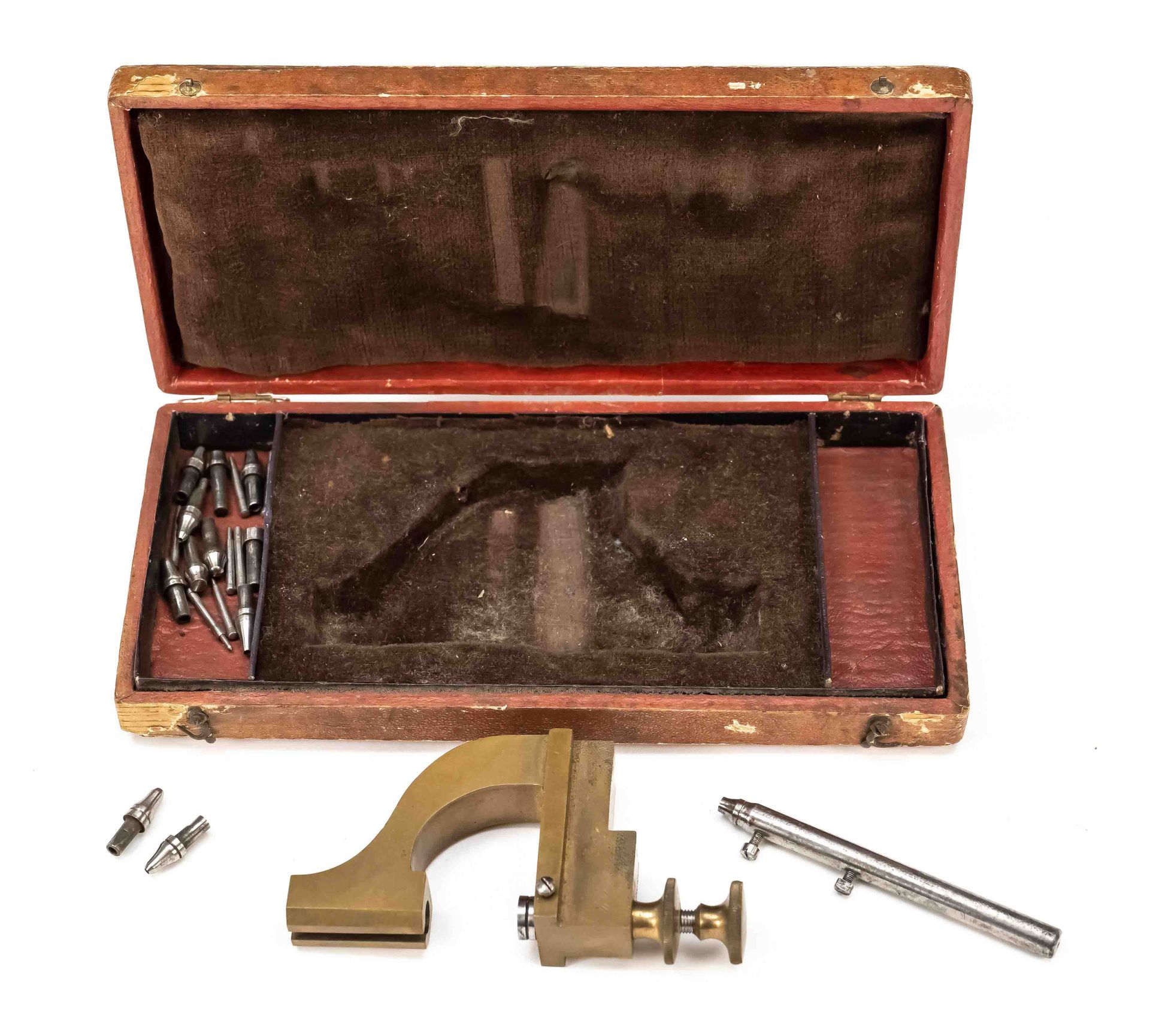 Null 古董钟表匠的工具，带有印记的盒子和用于固定在副手上的支架，3 x 18 x 9厘米，HBT