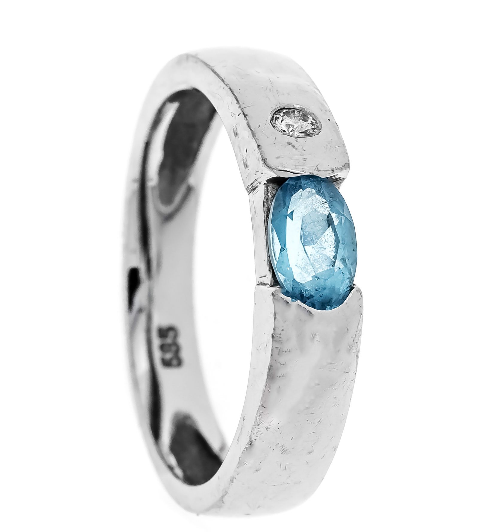 Null 蓝色托帕石钻石戒指WG 585/000，有一个椭圆面。5毫米蓝托帕石和一颗0.03克拉W/SI明亮型切割钻石，RG54，4.3克