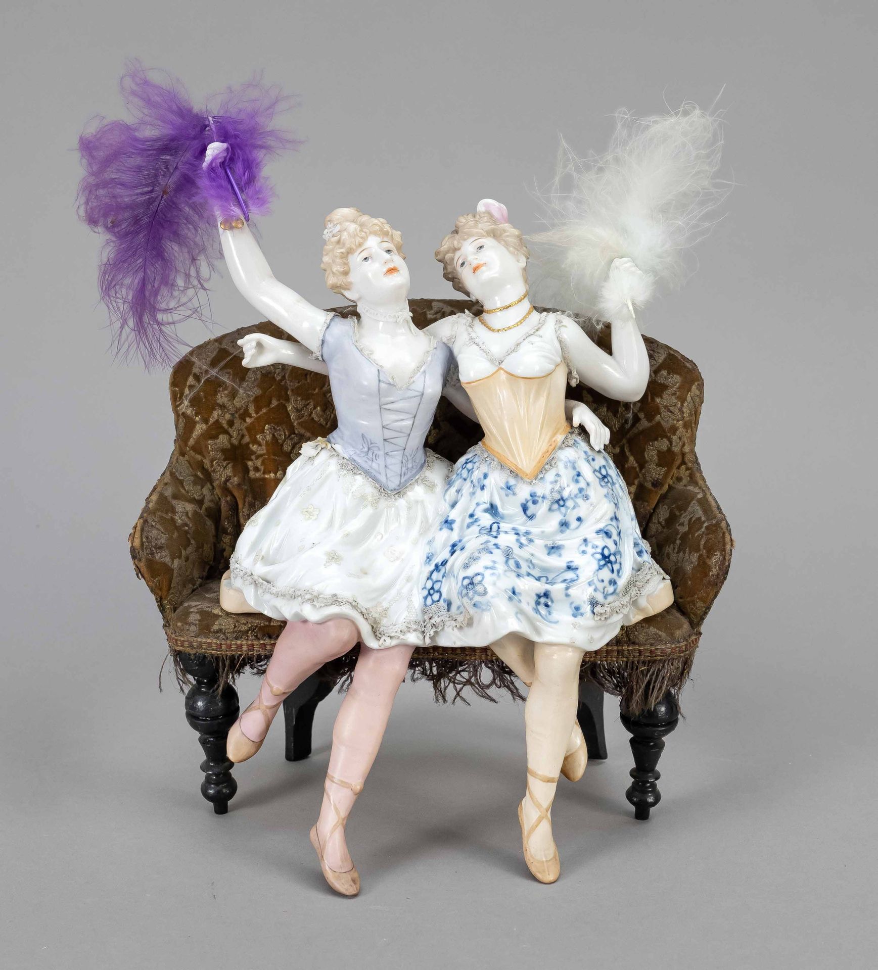 Null 沙发上的两个舞者，约1900年，瓷器人物，手里拿着羽毛，放在有纺织物盖的木质沙发上，有年代的痕迹，23 x 20 x 10厘米