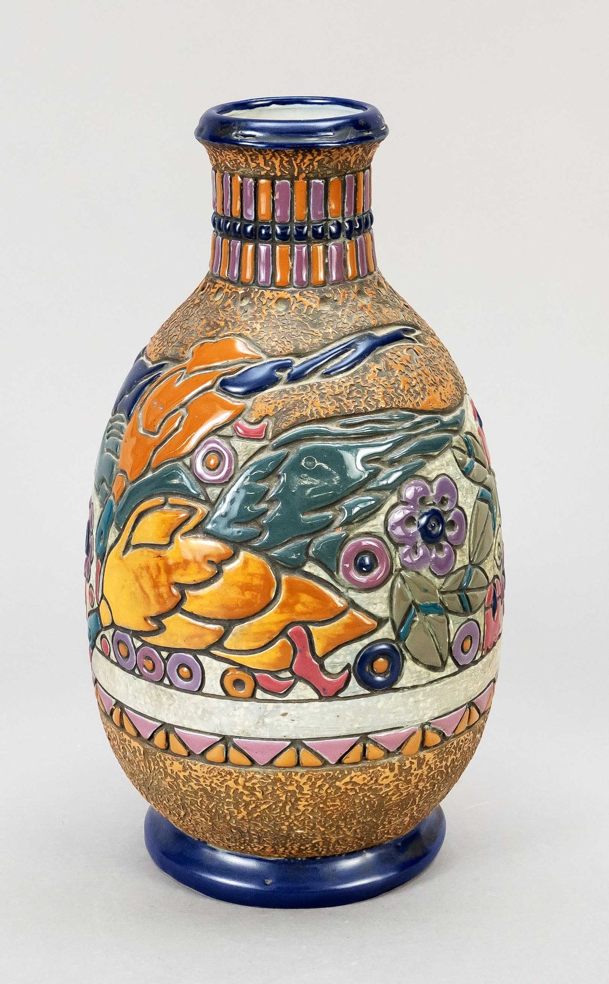 Null 陶瓷花瓶，Amphora-Werke，特普利采附近，约1920年，圆形支架，椭圆形瓶身，直颈，墙面多色釉，有浮雕装饰鸭子和花卉图案，高31厘米