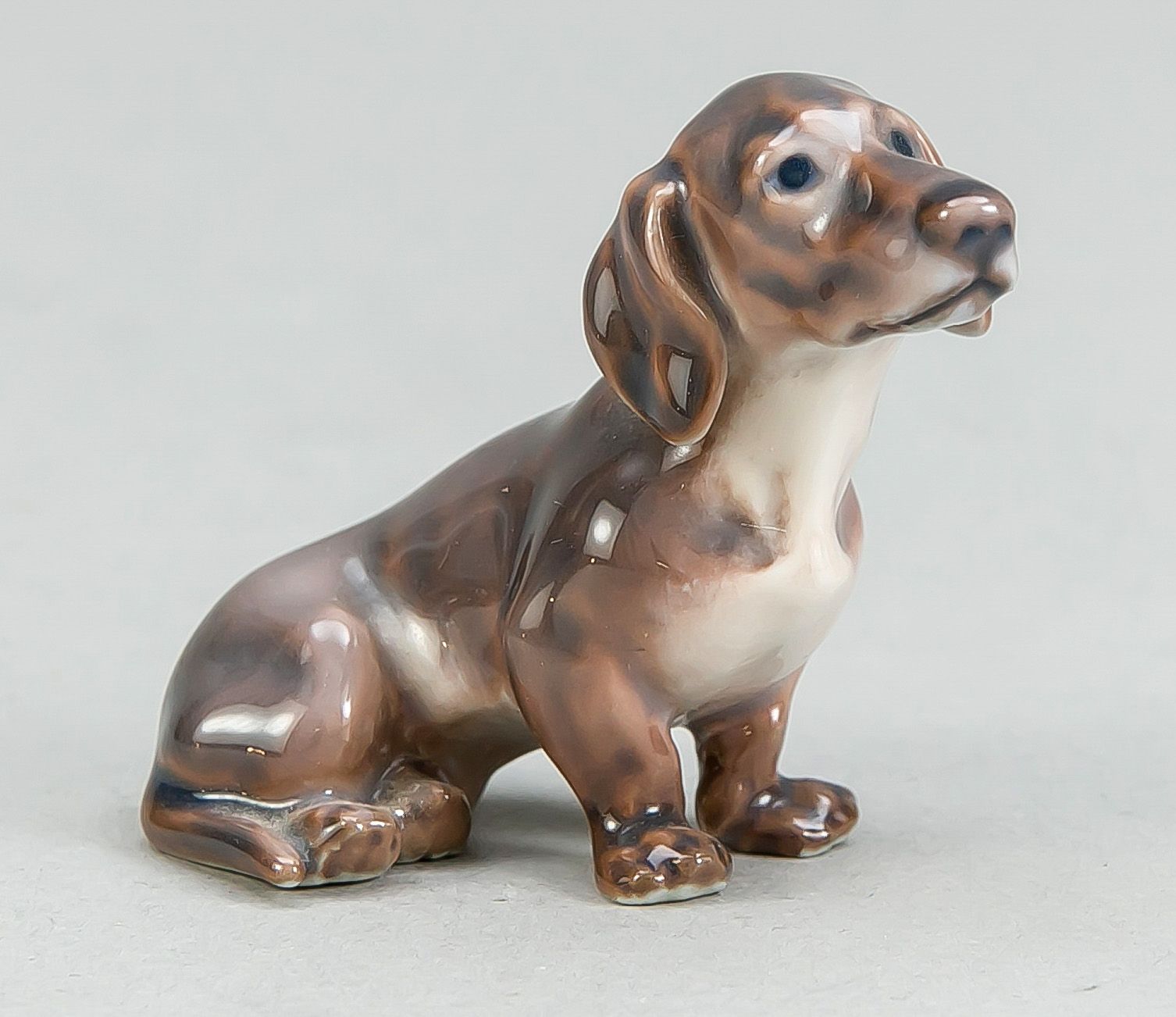 Null 腊肠犬，Dahl Jensen，哥本哈根，1925年后的标记，第1个W，模型编号1131，釉下彩绘，高5厘米