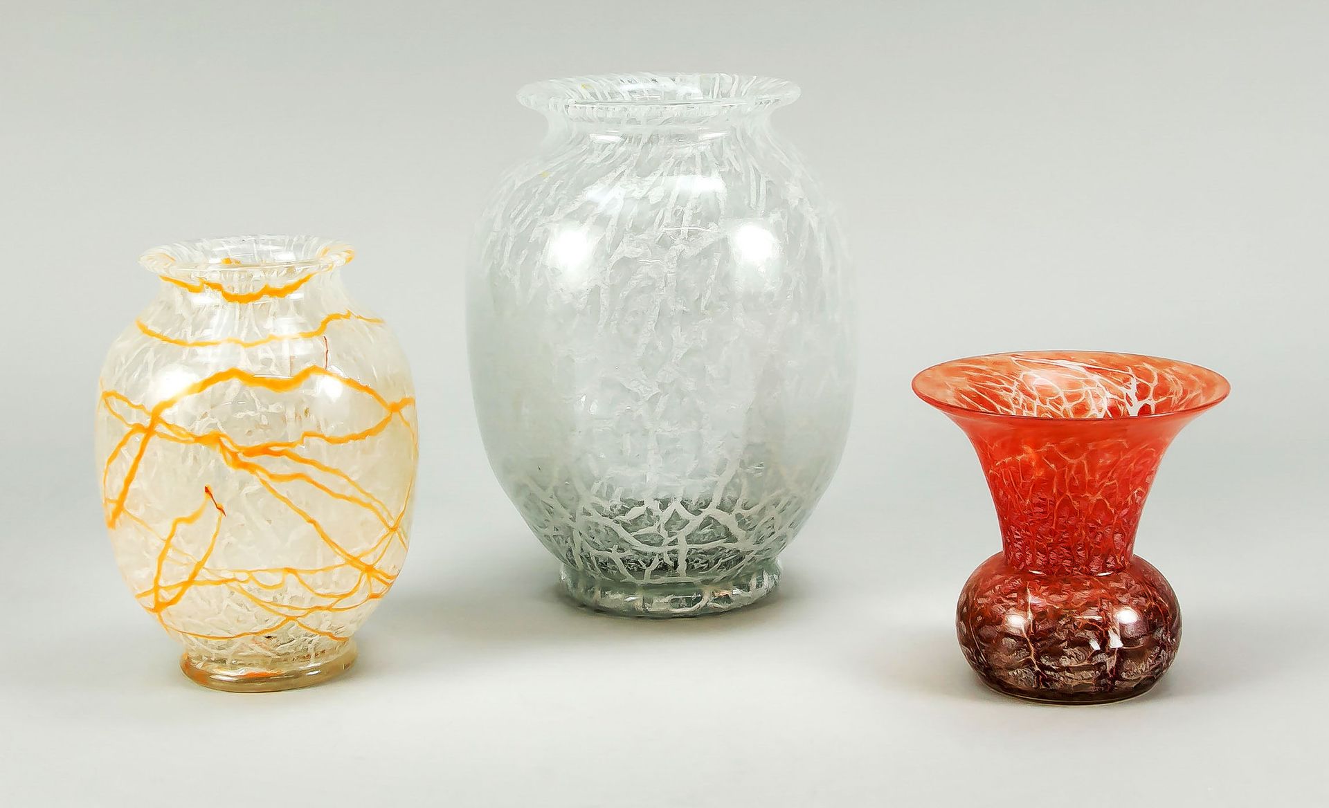 Null 三个花瓶，20世纪上半叶，WMF，Ikora玻璃，不同的形状和大小，每个透明玻璃都有不同颜色的线状珐琅，高达19.5厘米