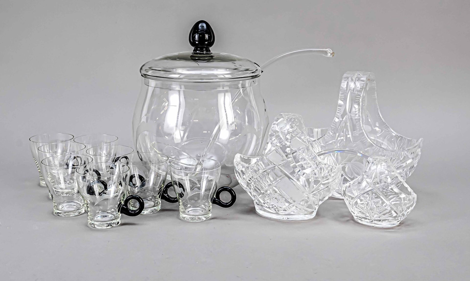 Null Ponchera con ocho vasos, s. XX, vidrio transparente y negro, decoración tal&hellip;