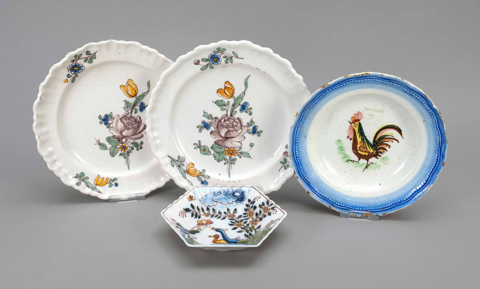 Null 19世纪，三个彩陶盘和一个六边形彩陶碗，有多色绘画，花和鸟的图案，水坝，直径24,5厘米