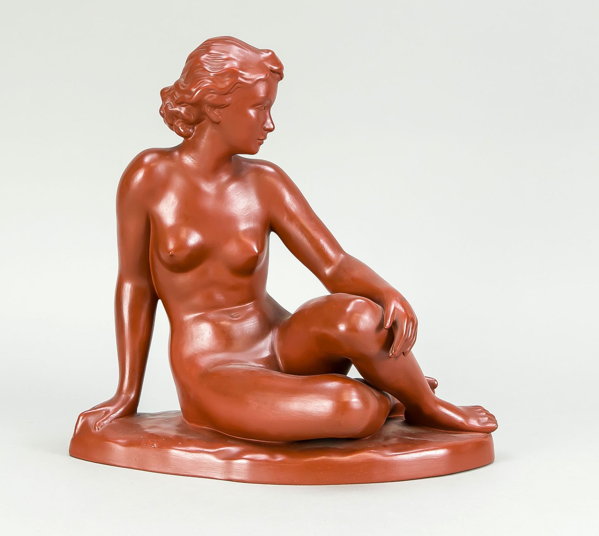Null 坐着的女性裸体，Cortendorf，巴伐利亚，标记1955-1973，棕色油漆，在椭圆形的底座上，有小碎片，高32厘米