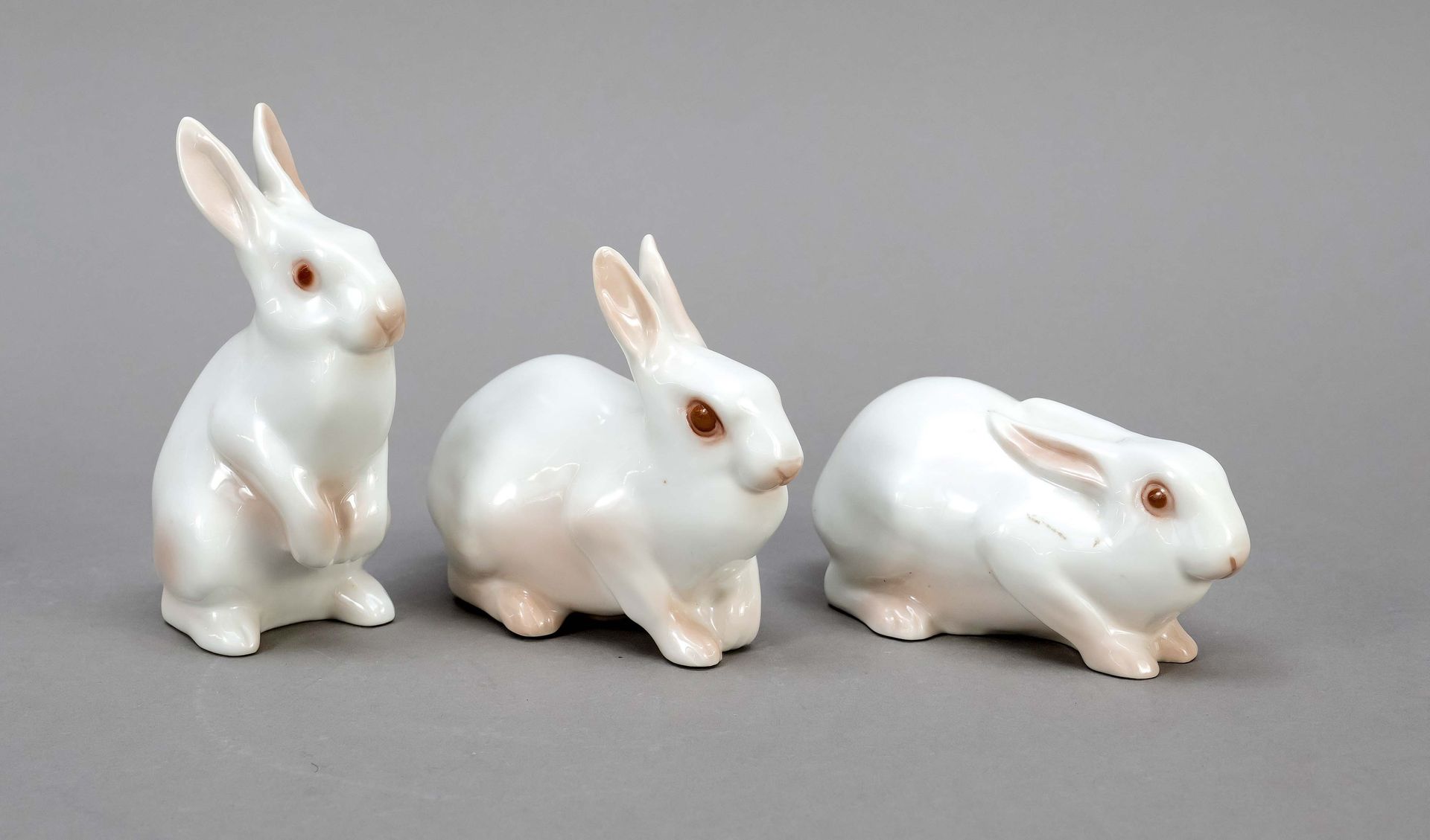Null 三只白兔，Bing & Gröndahl，哥本哈根，1970年代，3只兔子摆出不同的姿势，设计为K. Otto，底部有标记，有轻微的油漆。型号2441&hellip;