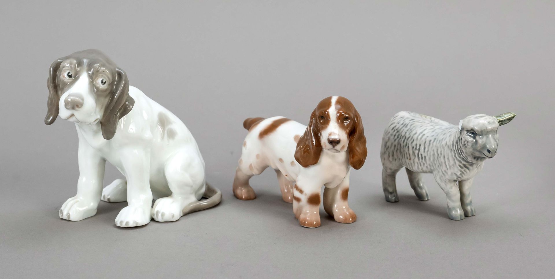 Null 三个动物形象，20世纪，可卡犬，Bing & Groendahl，哥本哈根，第1个W，设计Laurits Jensen，型号2172，长11厘米，坐着&hellip;