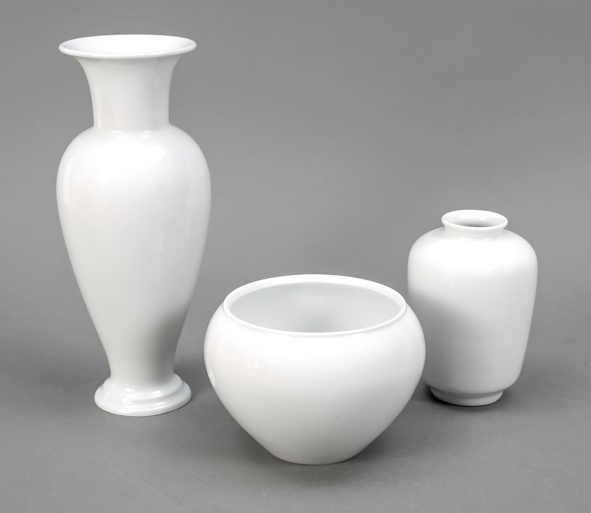 Null Gruppo di 3 vasi, KPM Berlino, sec. XX, 1° e 2° c., bianco, 1 vaso Juventut&hellip;