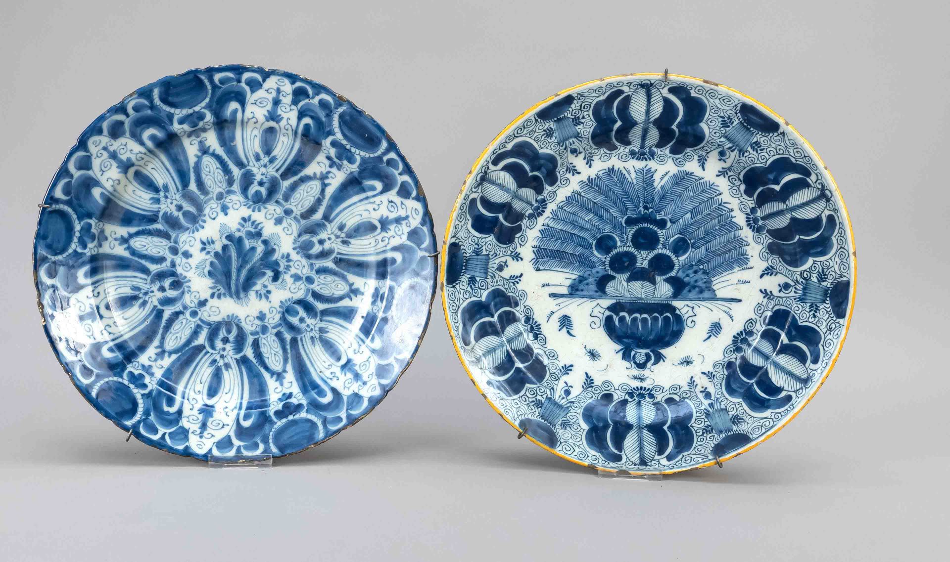 Null Due grandi ciotole in maiolica, XIX secolo, con diversi decori blu, umide, &hellip;