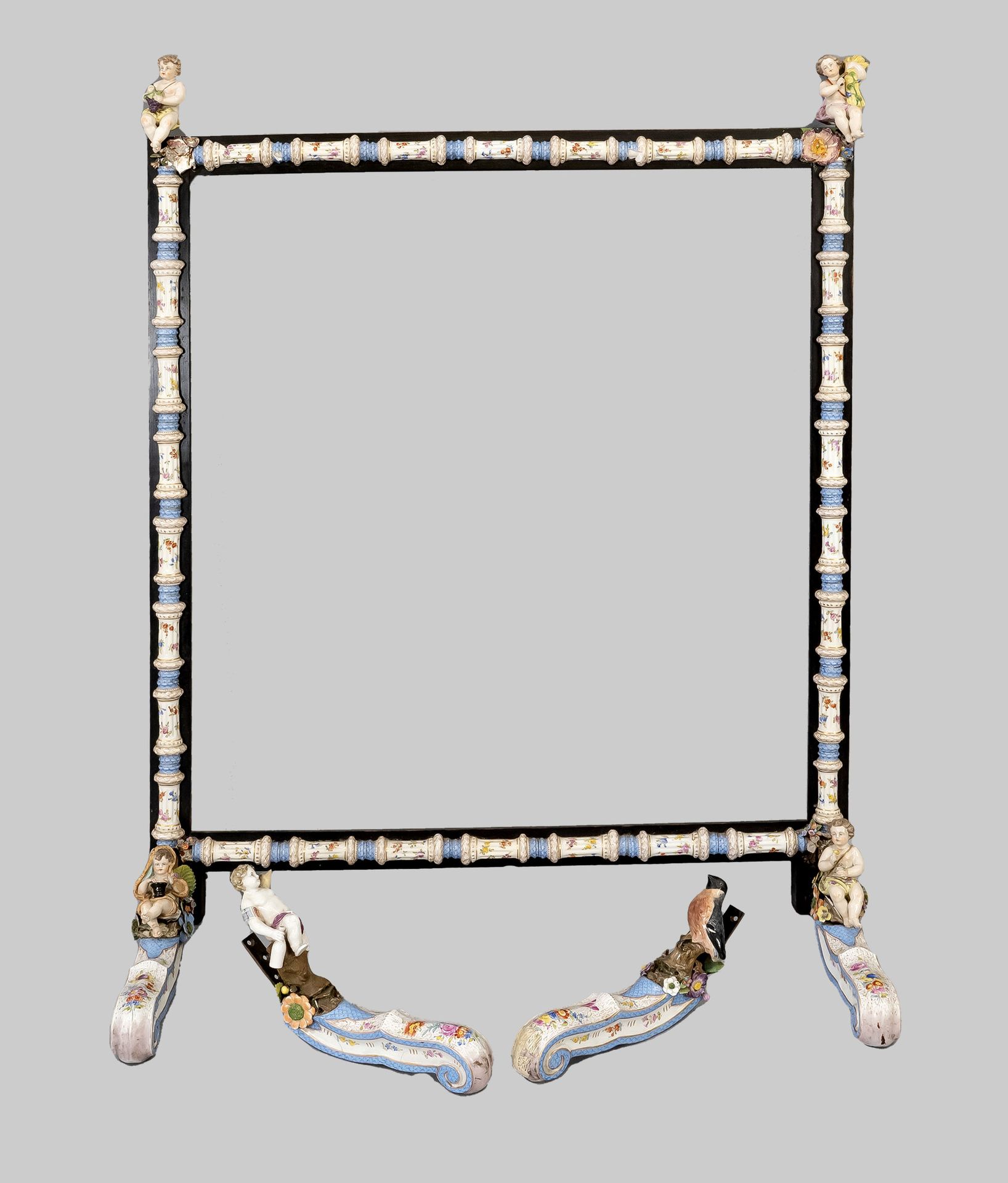 Null 壁炉屏幕，W。法国或图林根州，19世纪，长方形的乌木框架在四个瓷质涡旋脚上，W. 巴黎，19世纪。巴黎，19世纪，框架上有凹槽的半圆柱，四个涡形脚，底&hellip;