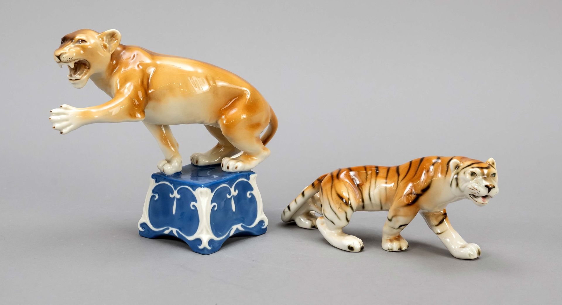 Null Dos gatos de presa, Royal Dux, Bohemia, siglo XX, leona de circo, gruñendo &hellip;
