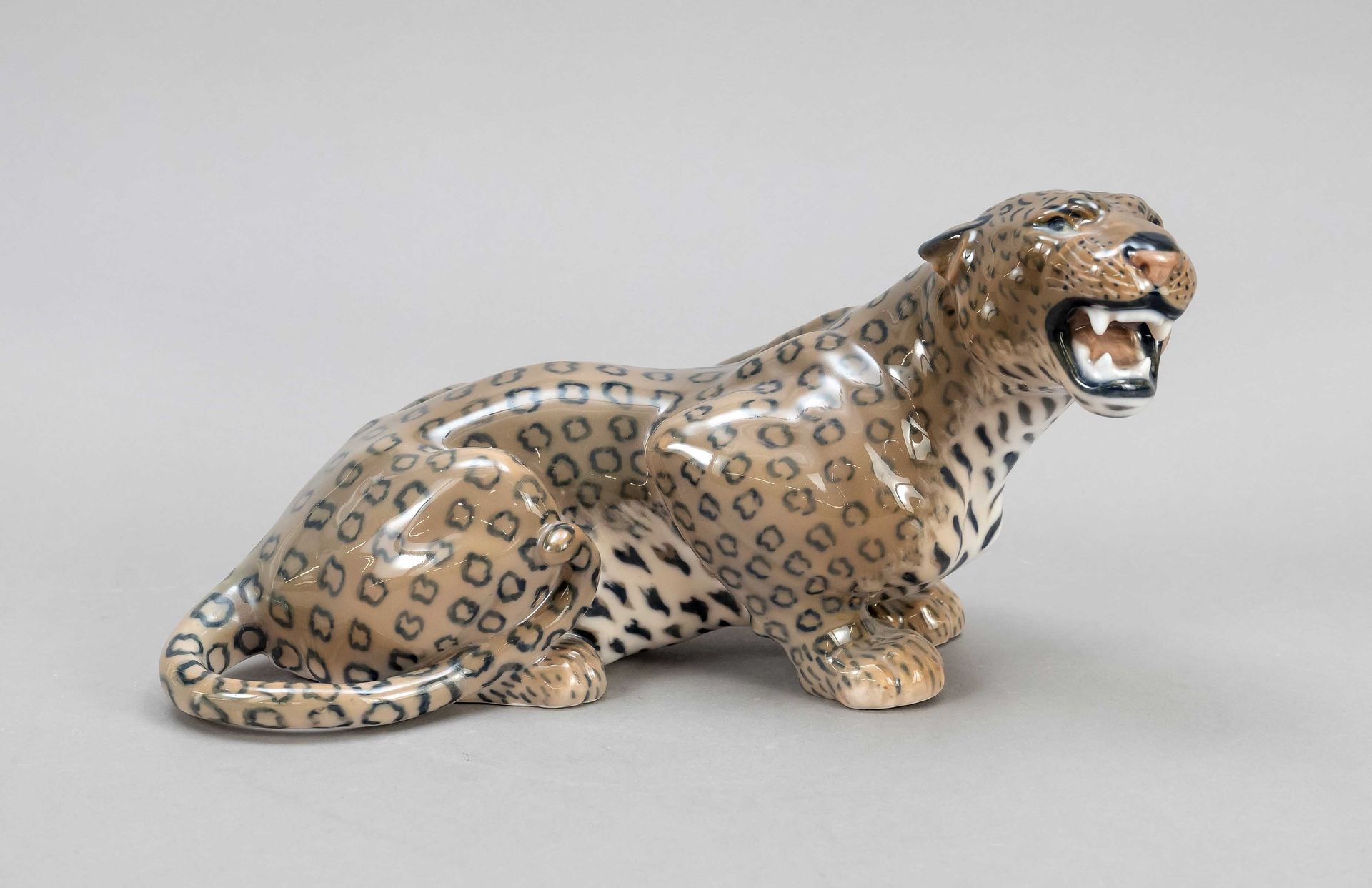 Null 豹子，皇家哥本哈根，1923年之前，第1个W，由劳里茨-延森在1912年设计，型号：1343，全尺寸，蹲着描绘掠夺性猫的攻击姿势，头向前伸，张嘴，呲牙&hellip;