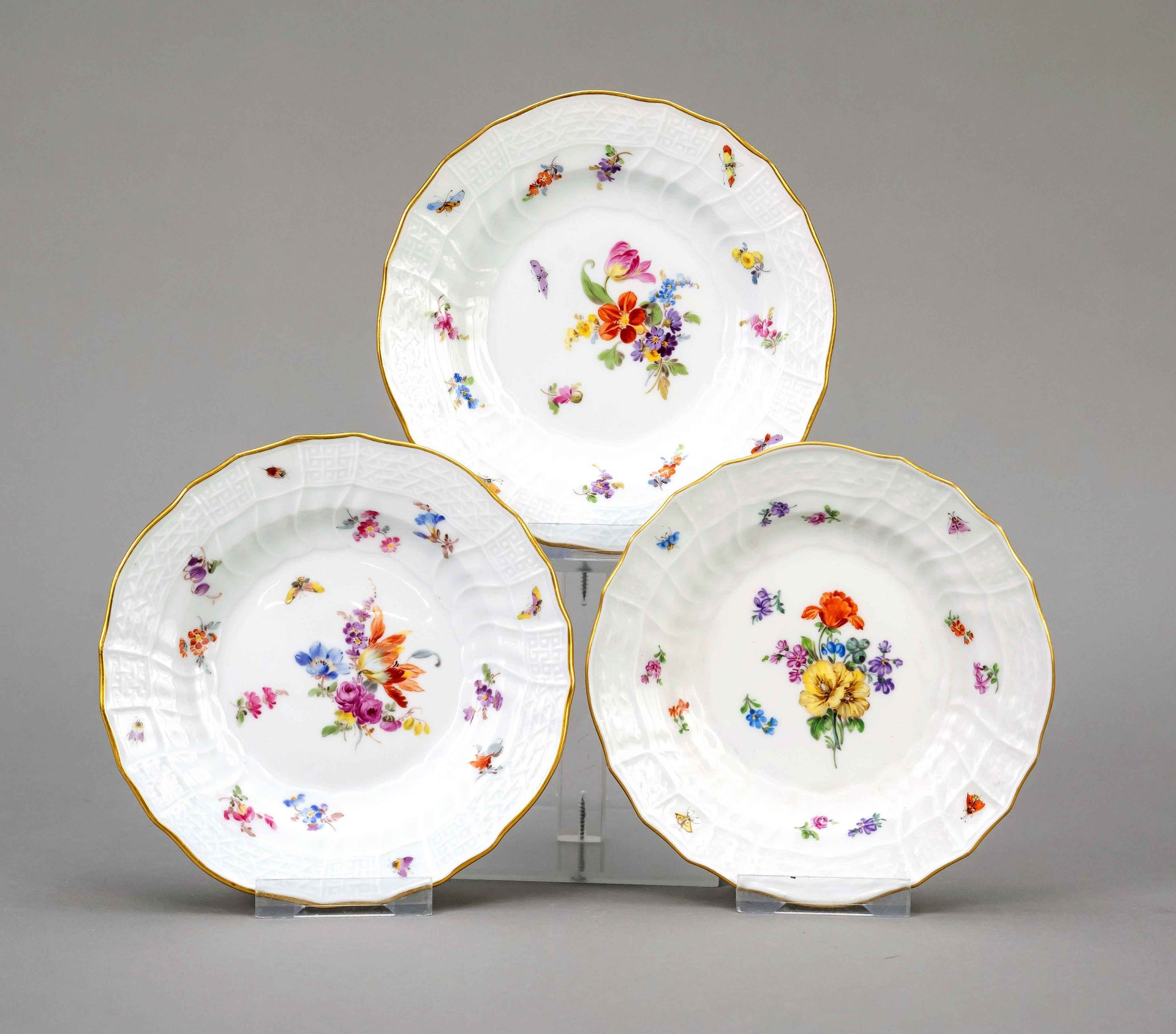 Null 三个面包盘，迈森，Knauf-Schwerter 1850-1924，形式为Neubrandenstein，花和昆虫的多色画，金边，Ø15 cm