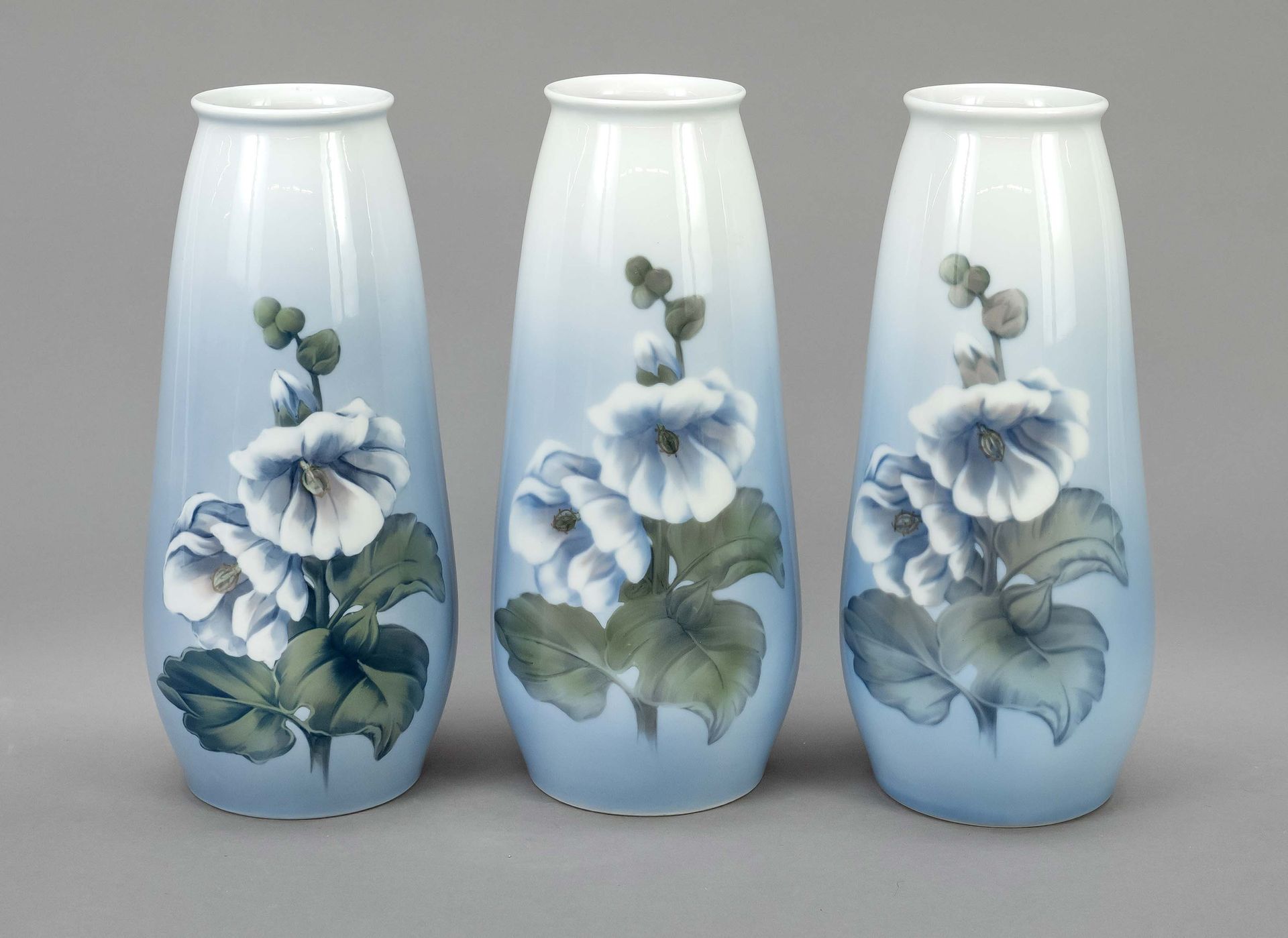 Null 三个花瓶，皇家哥本哈根，标记1950-1970年代，第1个W，型号2631 / 184，釉下彩多色画，淡紫色分支，高27,5厘米