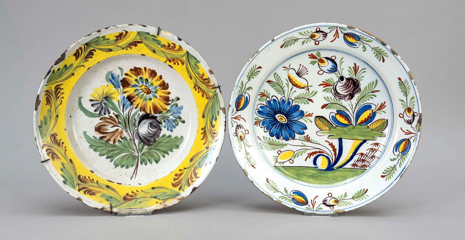 Null Deux grands bols en faïence, 19e s., avec peinture polychrome, motifs flora&hellip;