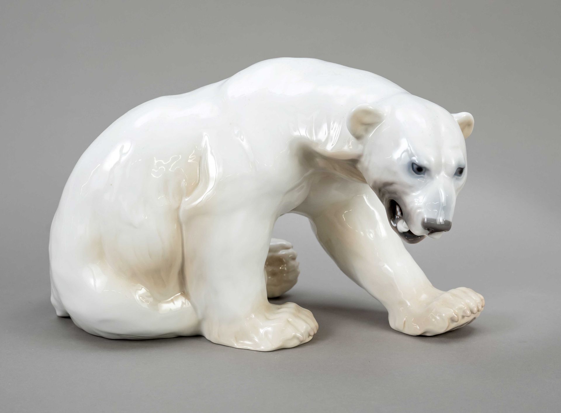 Null 大北极熊，Bing & Gröndahl，哥本哈根，1950年后的标记，设计Knud Kyhn，模型编号1857，以自然主义的釉下彩轻涂，高22厘米，&hellip;
