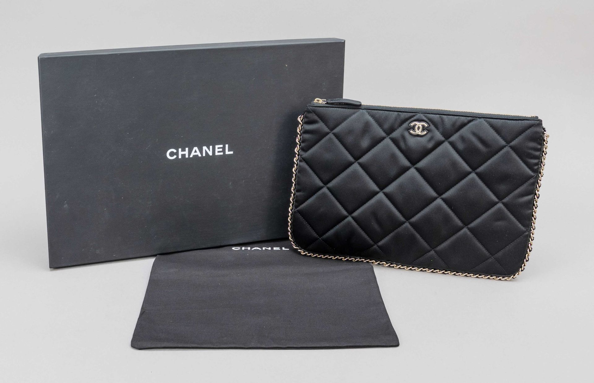 Null Chanel, Clutch de raso acolchado negro con adornos de cadena, raso acolchad&hellip;