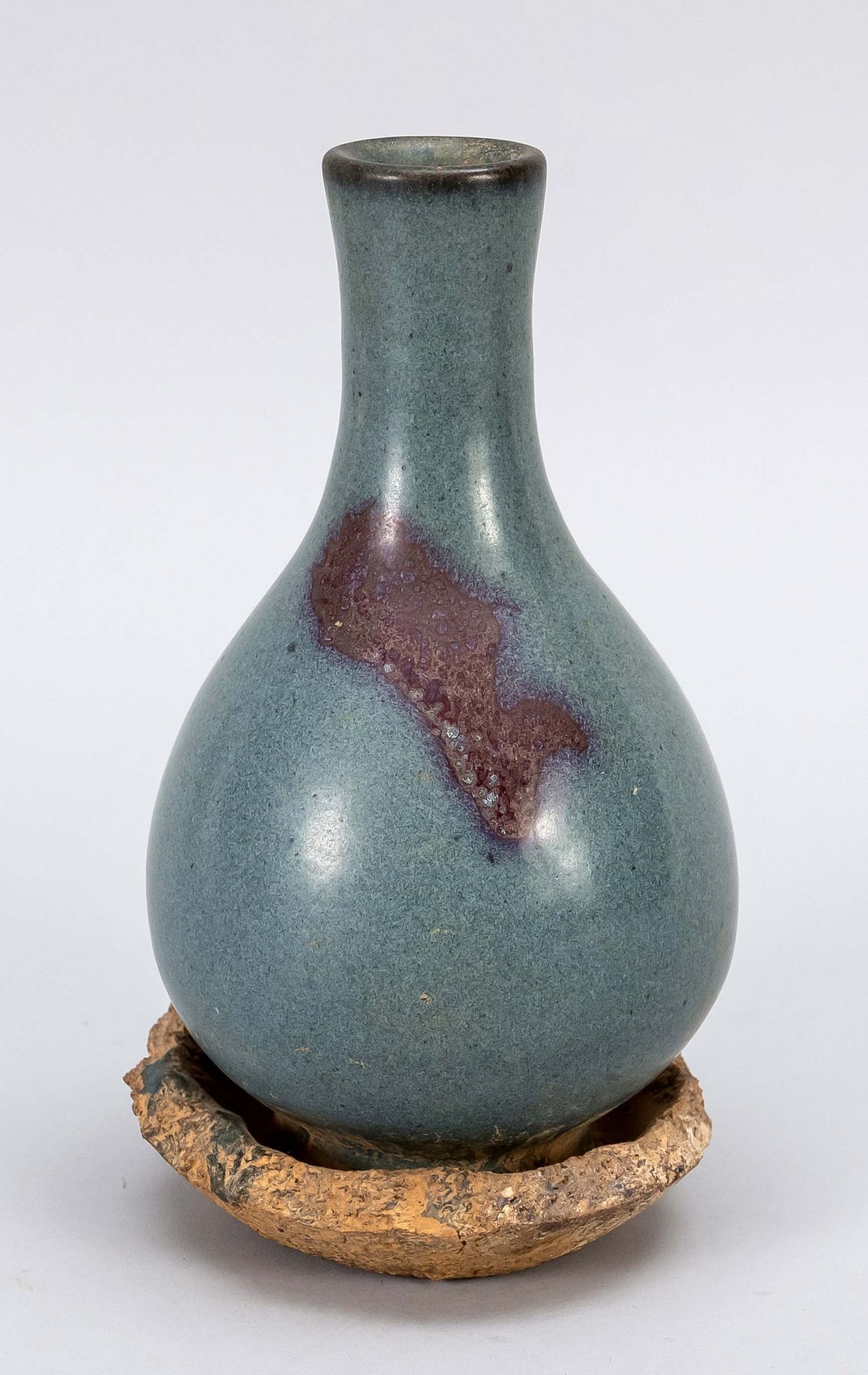 Null 梨形青瓷花瓶，中国，炻器，鸽子蓝的垃圾釉，有特色的紫罗兰斑点，一个火碗坐在器皿底部，高20厘米，宽11厘米