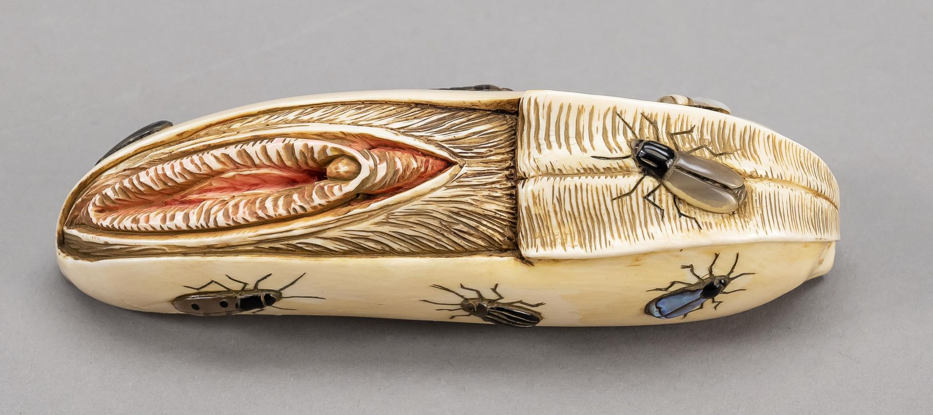 Null 暴露在外阴下的部分剥皮的香蕉形状的色情柴山大和服，日本，约1900年（明治）。逼真的，完全可塑的水果表现，象牙雕刻，镶嵌珍珠母和其他材料的各种昆虫，长&hellip;