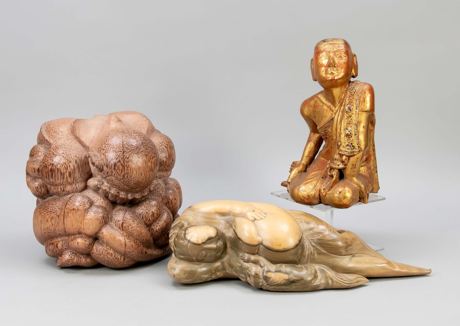 Null 3个木制人物，中国和泰国，20世纪，1个躺着的（13 x 45 x 20厘米），1个穿袈裟的和尚，黄金装饰（高29厘米和蹲着的肌肉男，小应力裂纹（高2&hellip;
