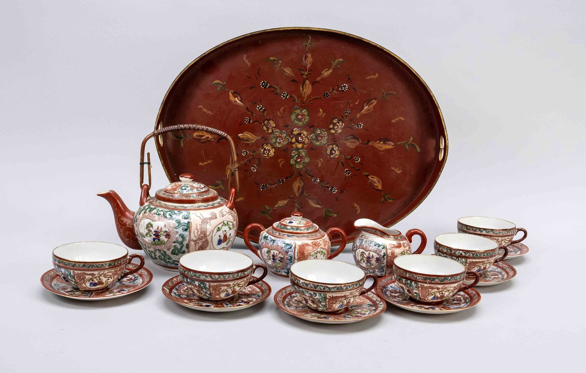 Null Kutani茶具，日本或中国，20世纪，西式茶具，包括一个壶的六个杯子和碟子，一个牛奶壶和一个糖碗，风格是红色的Kutani器皿，放在一个木托盘上，瓷&hellip;