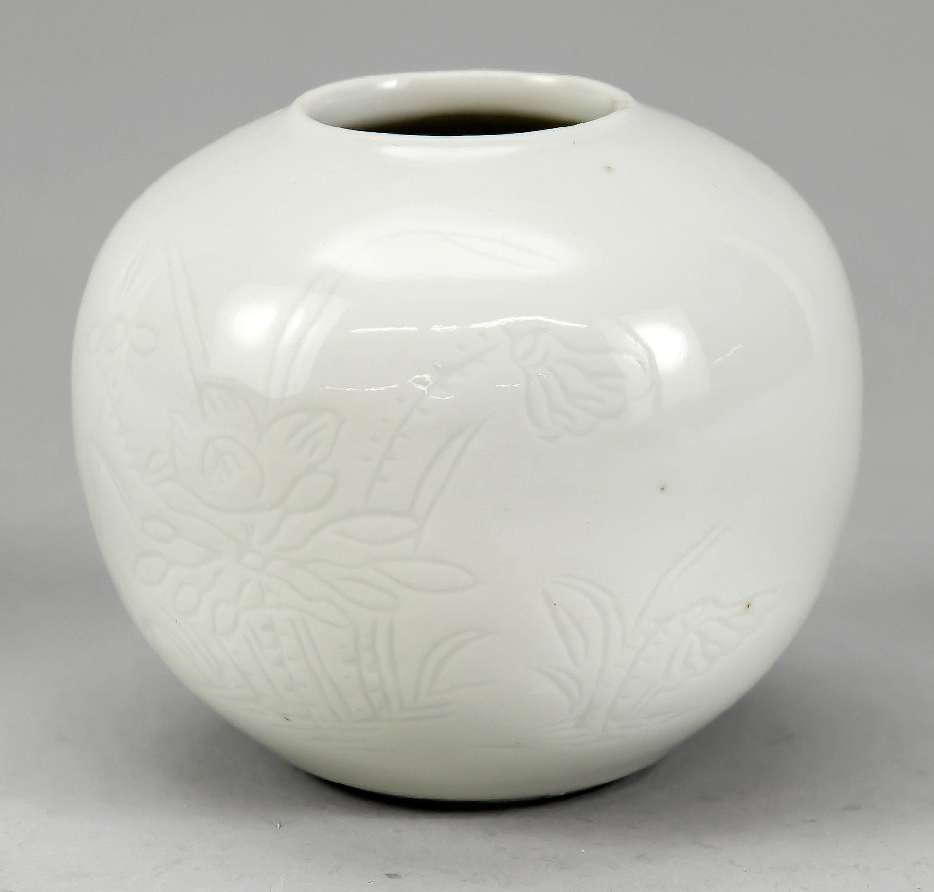 Null 莲花图案的刷子，中国，大概19世纪，单色白釉。底座下有伪雍正青花纹（4字），高6.5厘米