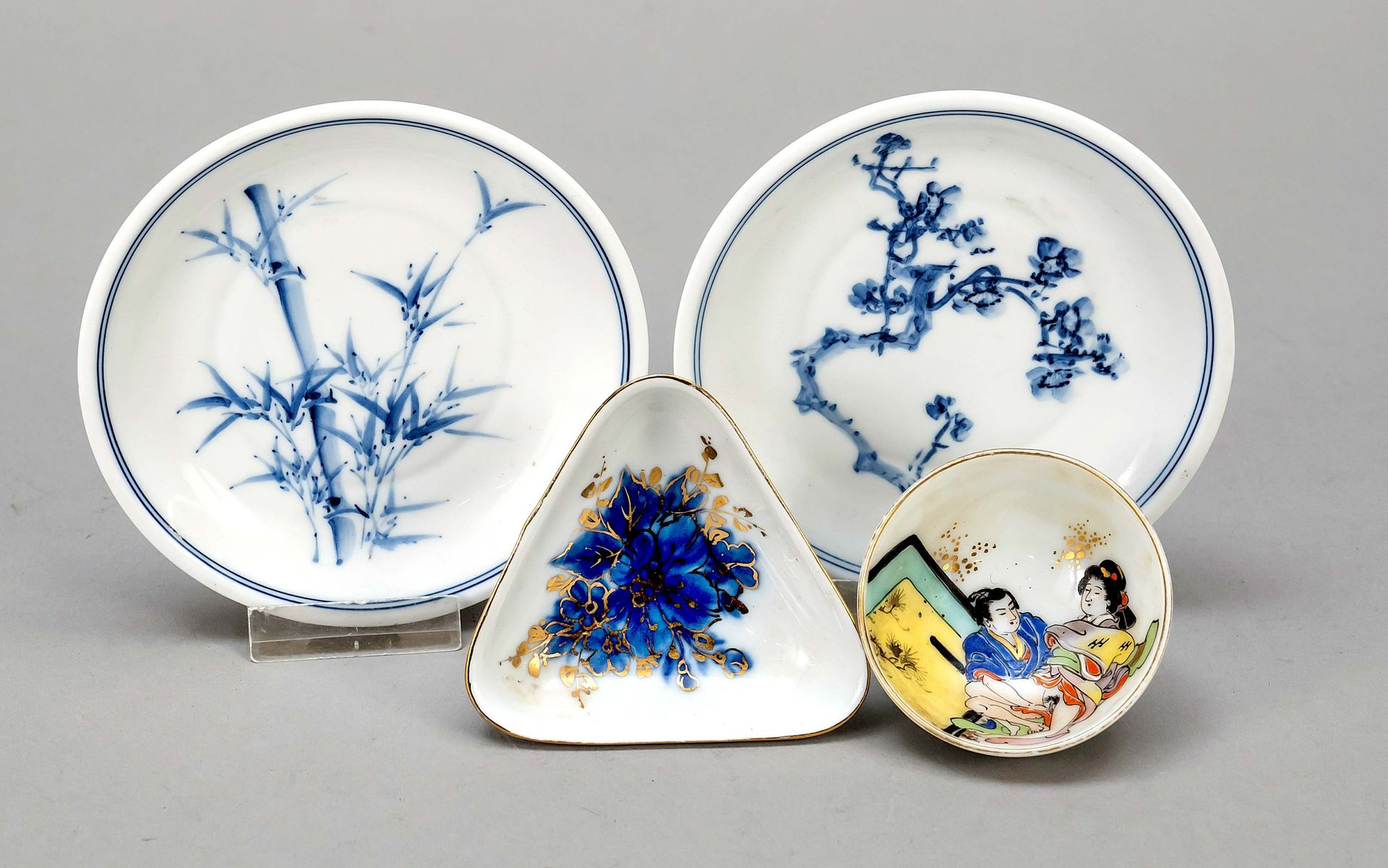 Null 4件瓷器，日本和中国，钴蓝和多色装饰，小盘子上有标记，长至10.5厘米