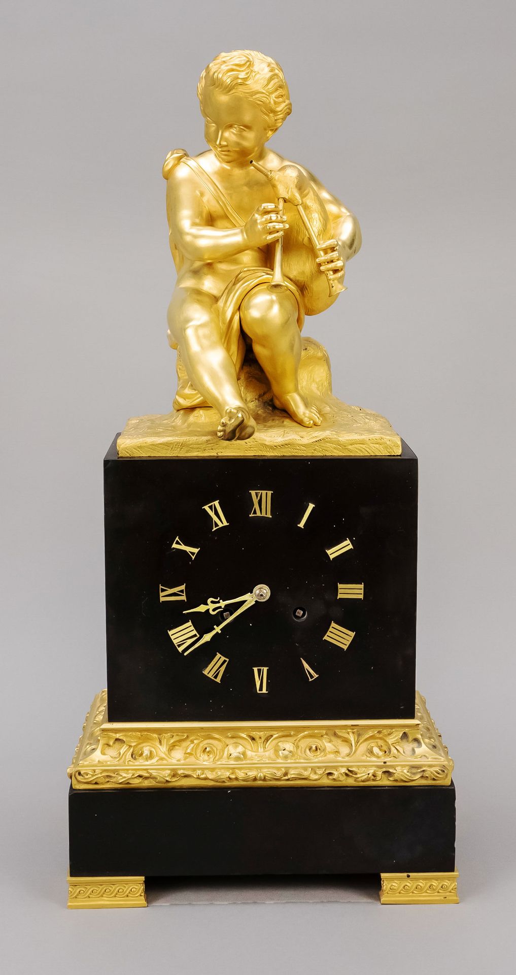 Null Pendule en bronze, 2e moitié du 19e s., dorée à chaud avec putto jouant de &hellip;