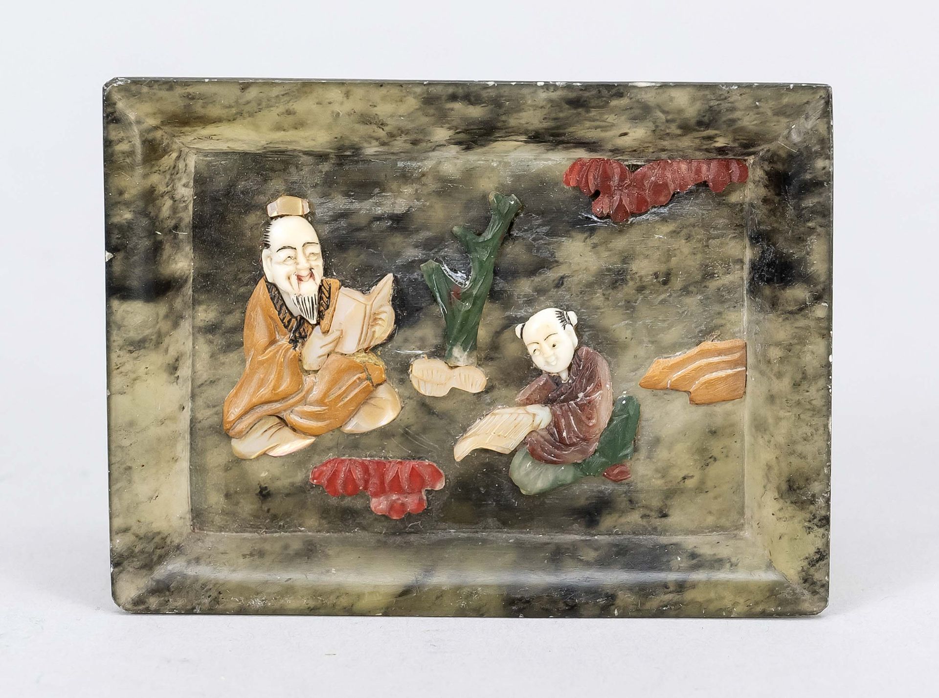 Null 小玉盘，中国，20世纪，菠菜色的玉石，上面覆盖着半宝石和珍珠母，在图画领域：老师和学生学习经文，长8厘米，宽5.5厘米
