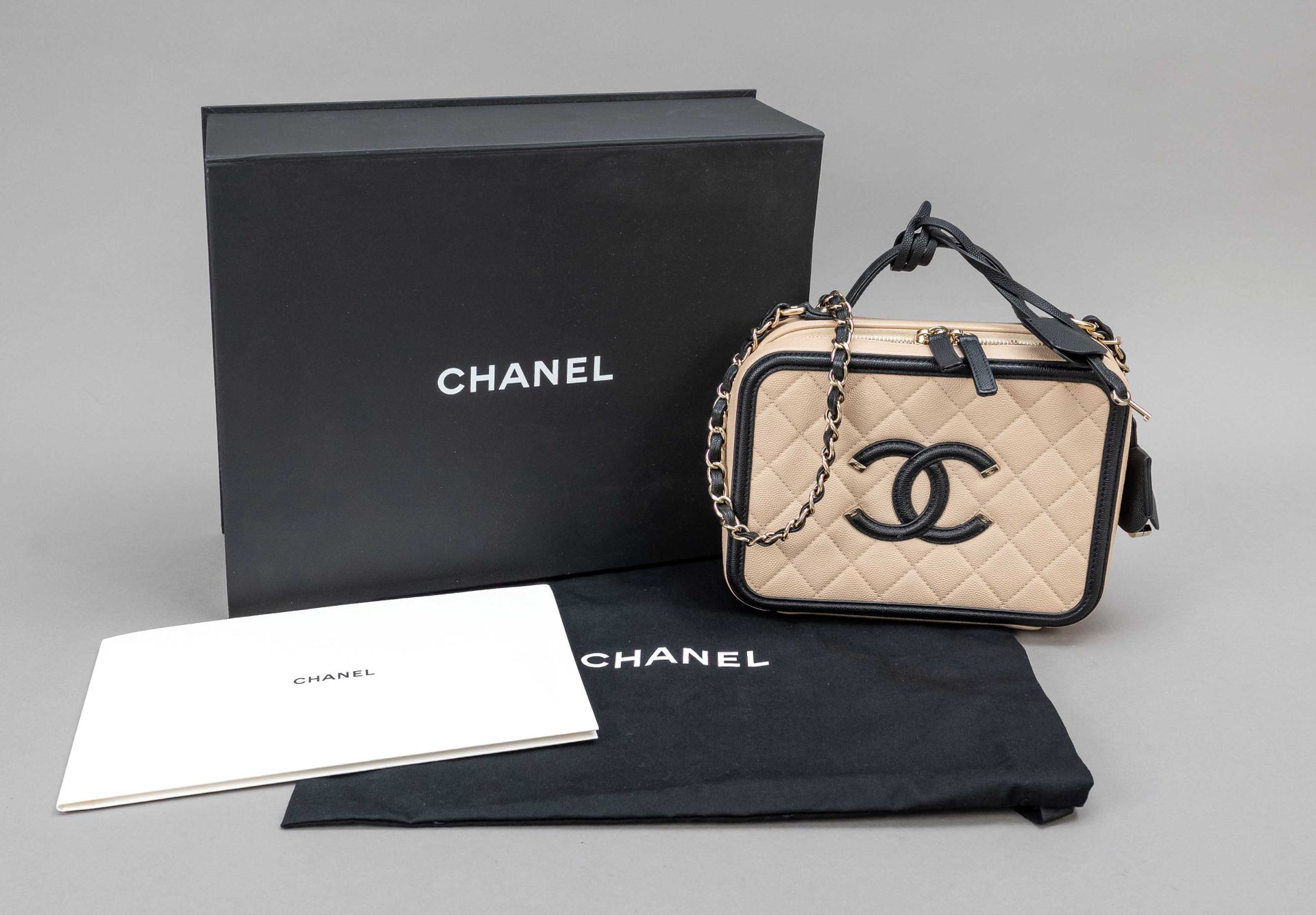 Chanel, estuche CC Filigree Vanity en piel de caviar acolchada, piel de caviar a&hellip;