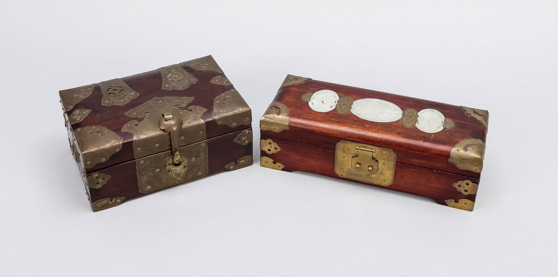 Null 两个棺材，中国，20世纪，红木饰面的木材，黄色金属配件，一个棺材有红色内衬，有挂锁，另一个有龟形扣，25x8x10厘米和19x9x13厘米