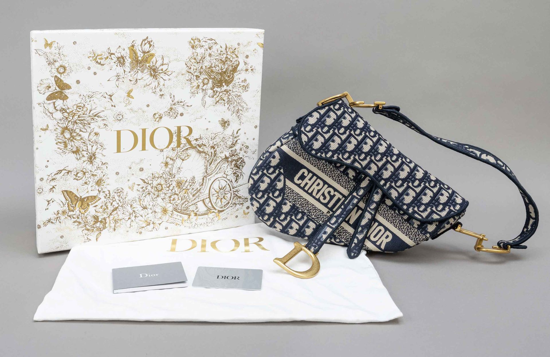 Null Christian Dior，蓝色斜纹提花马鞍包，自然色帆布，深蓝色logo刺绣重复，周身宽大的logo字母带，金色硬件，金属logo首字母短肩带，正&hellip;