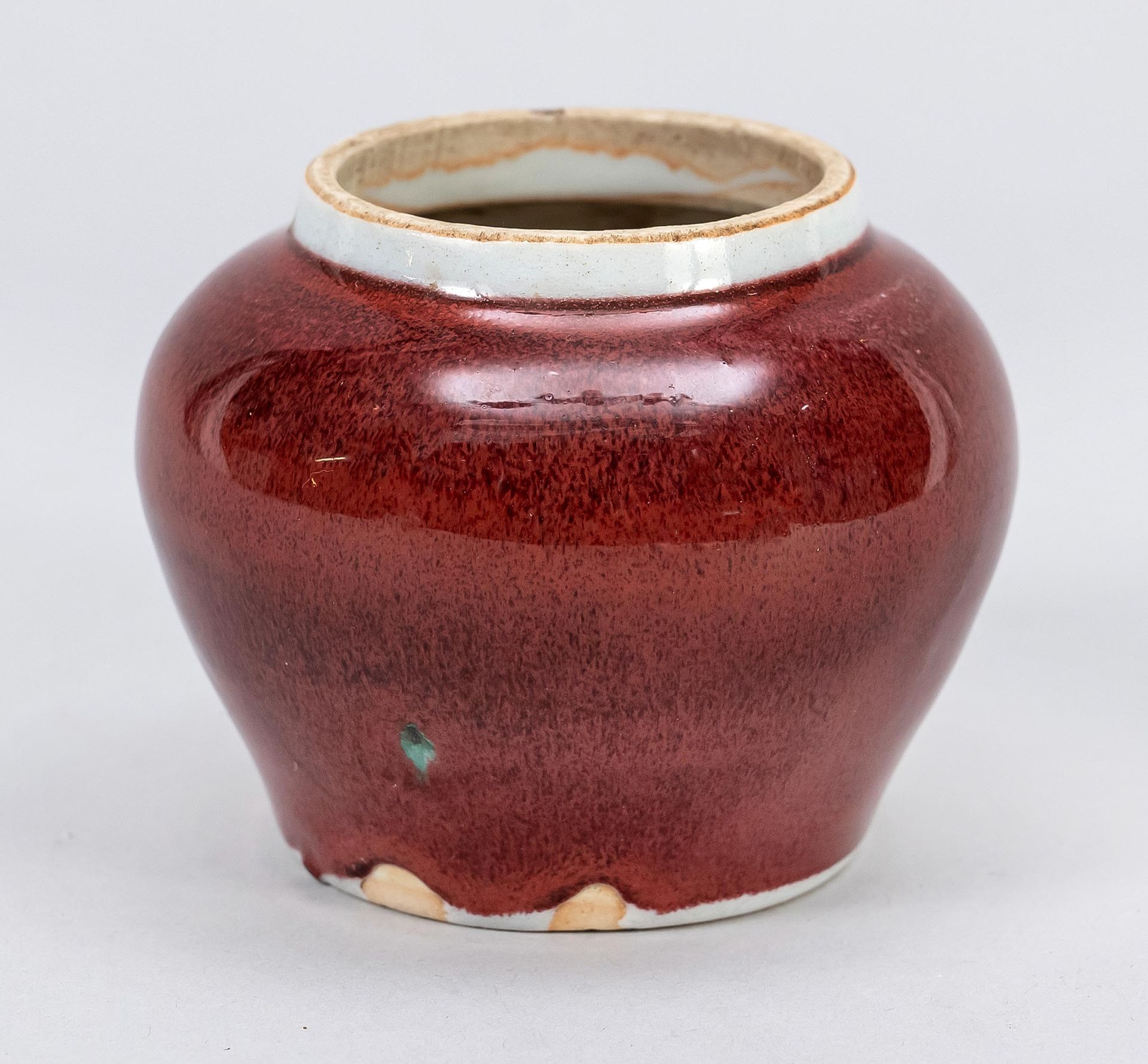 Null 牛血红小肩壶，中国，18世纪，瓷器上的桑德波夫釉和光焰，釉面上有一个装饰性的绿色花式单层缺口，高7厘米，长8.5厘米