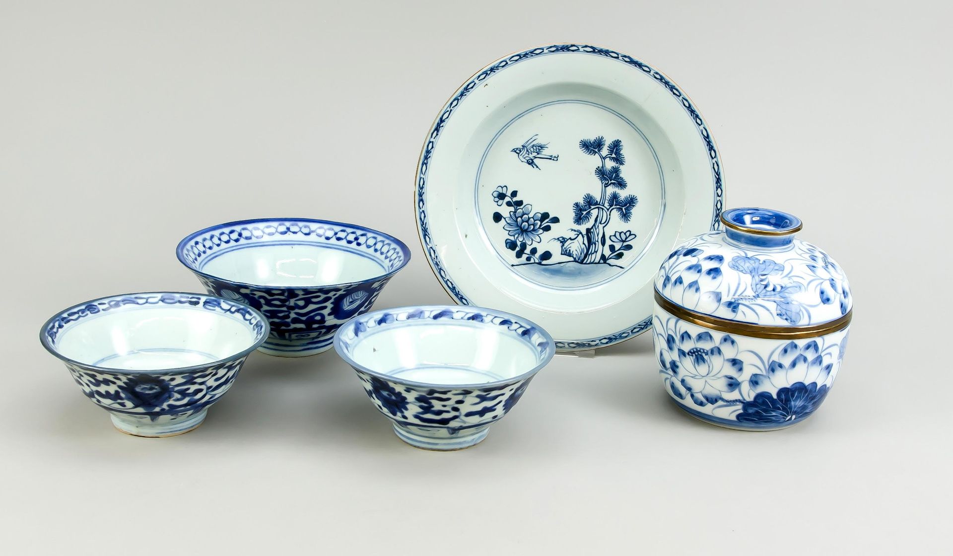 Null 5 pezzi in porcellana bianca e blu, Cina, XVIII-XX secolo. Piatto, scatola &hellip;