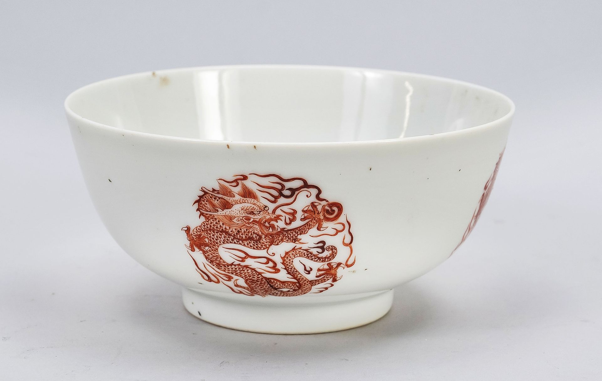 龙纹碗，中国，瓷器上有铁红色的绘画，中间和外壁上有四倍的雄伟的五爪