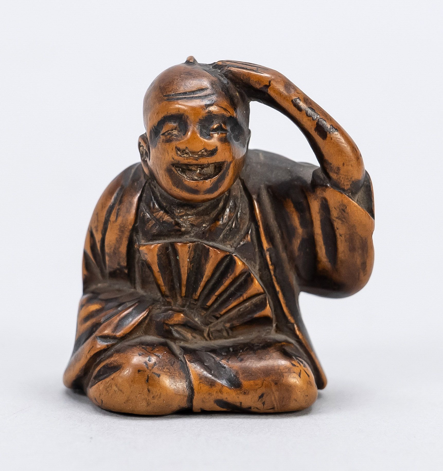 Null 网饰 "带扇子的笑人"，日本，江户时代，19世纪初，黄杨木，描绘了一个盲人歌手（？Masayuki roku（六），高4厘米，宽3厘米