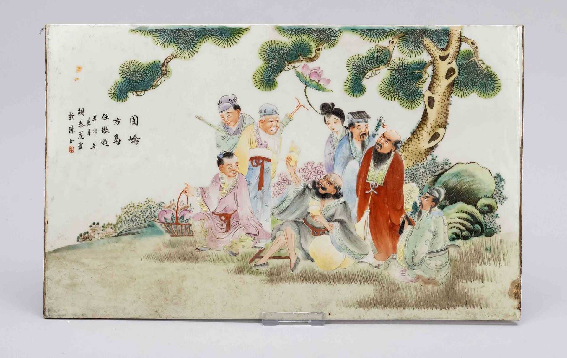 Null 瓷盘，中国，民国时期，有日期的，长方形的瓷盘，多色釉画，描绘了大松树下的八仙，有铭文，42x26厘米。
