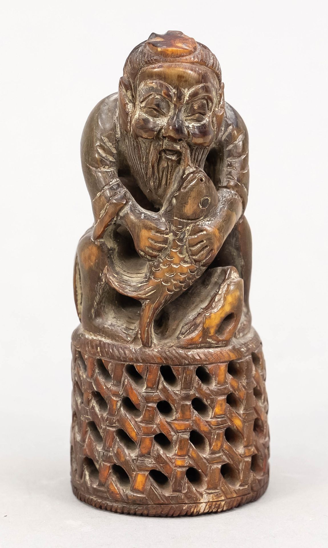 Null Intaglio in corno, Cina, XIX/XX secolo, traforato. Pescatore accovacciato c&hellip;